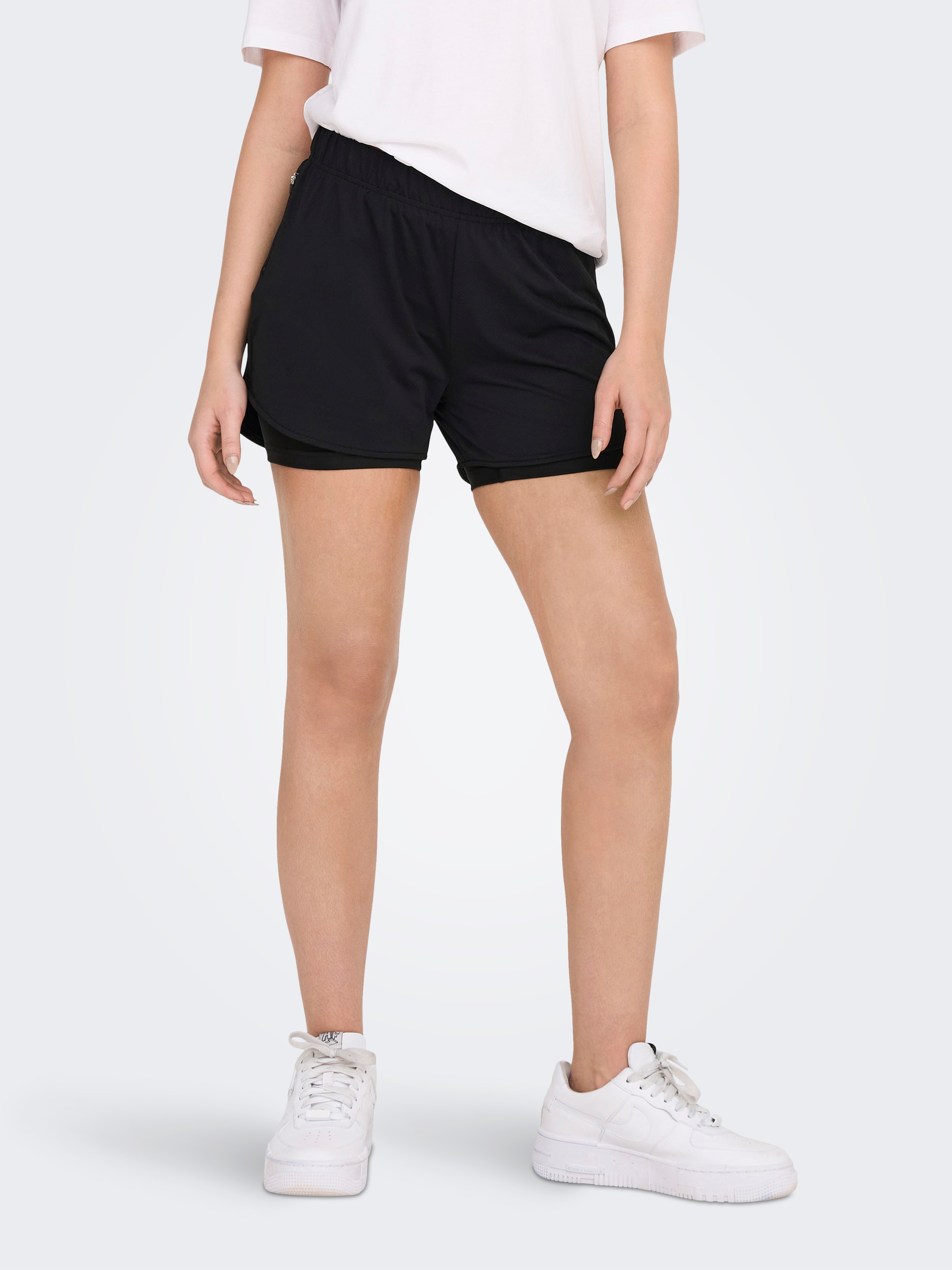ONLY Play Funktionsshorts "ONPMILA-2 MW LOOSE PCK SHORTS NOOS" mit Materialmix aus Polyester, Polyamid und Elasthan