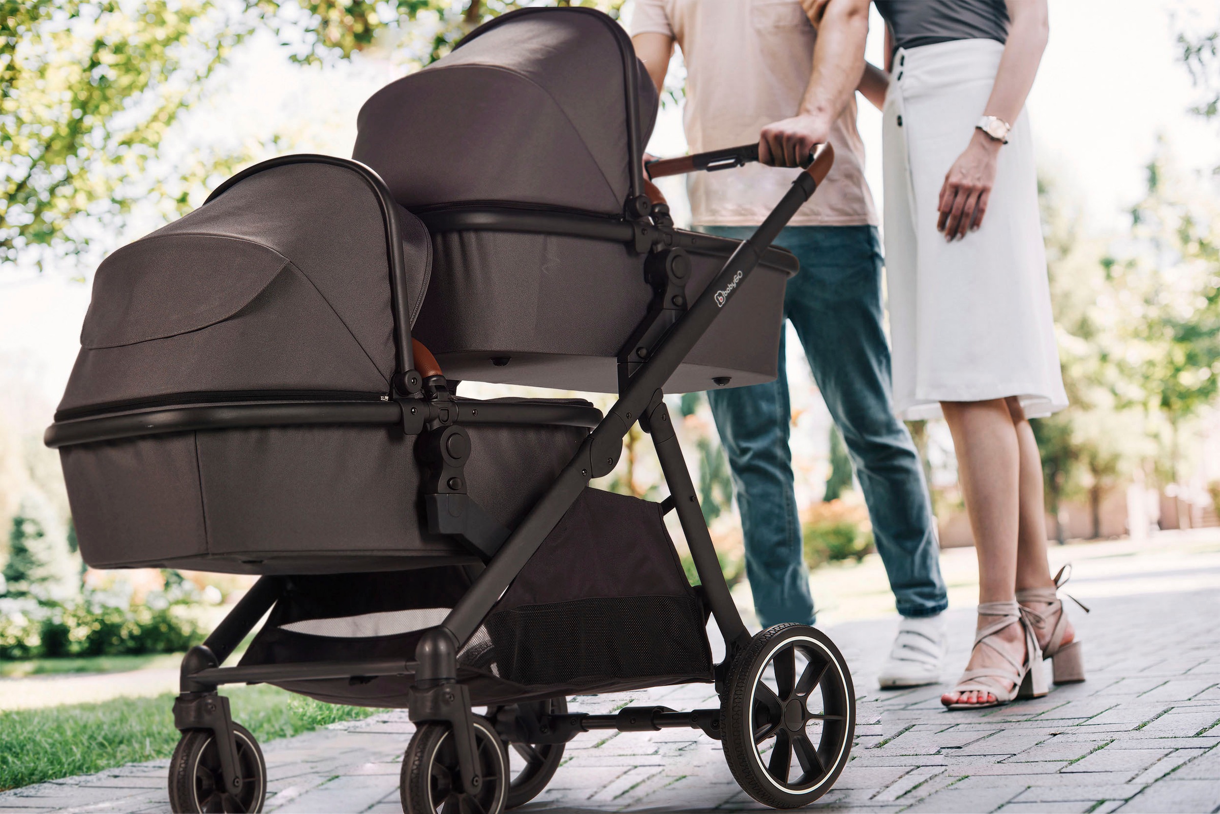 BabyGo Zwillings-Kombikinderwagen »Duo Mega Set, grau«, inkl. 2 Babyschalen mit Adapter, Wickeltasche u. 2 Regenhauben