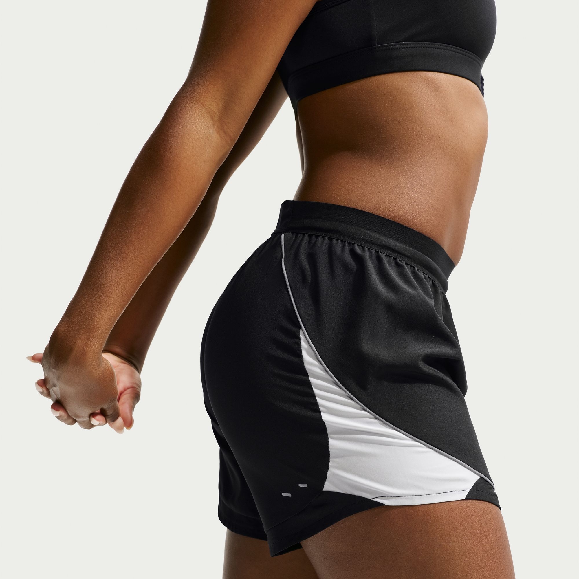 Nike Laufshorts »W NK SWOOSH DF SHORT«  für den Sportbereich, mit Bewegungsfreiheit, sportlicher Schnitt