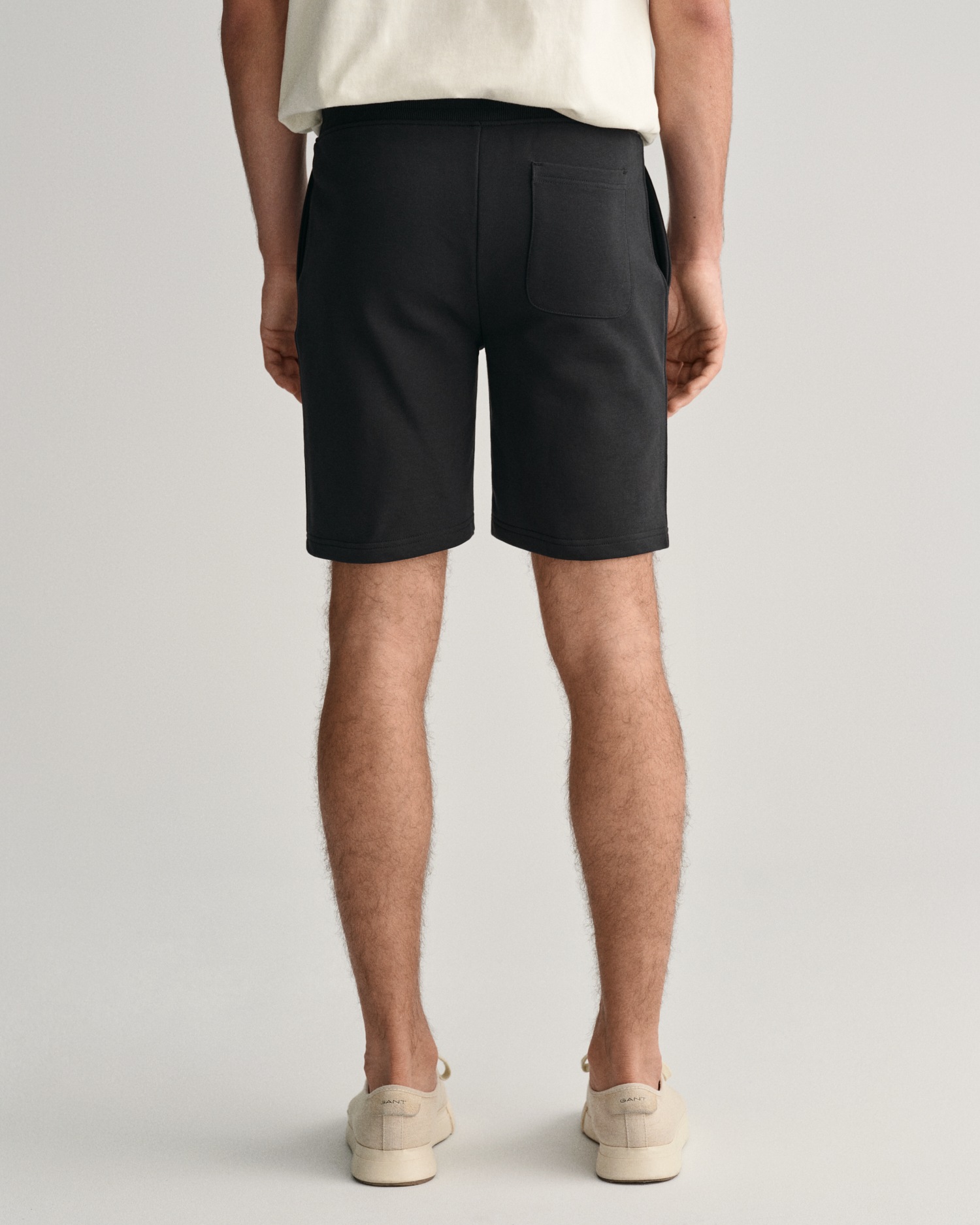 Gant Sweatshorts »REG SHIELD SWEAT SHORTS«, mit einer kleinen Logostickerei unter der Eingriffstasche