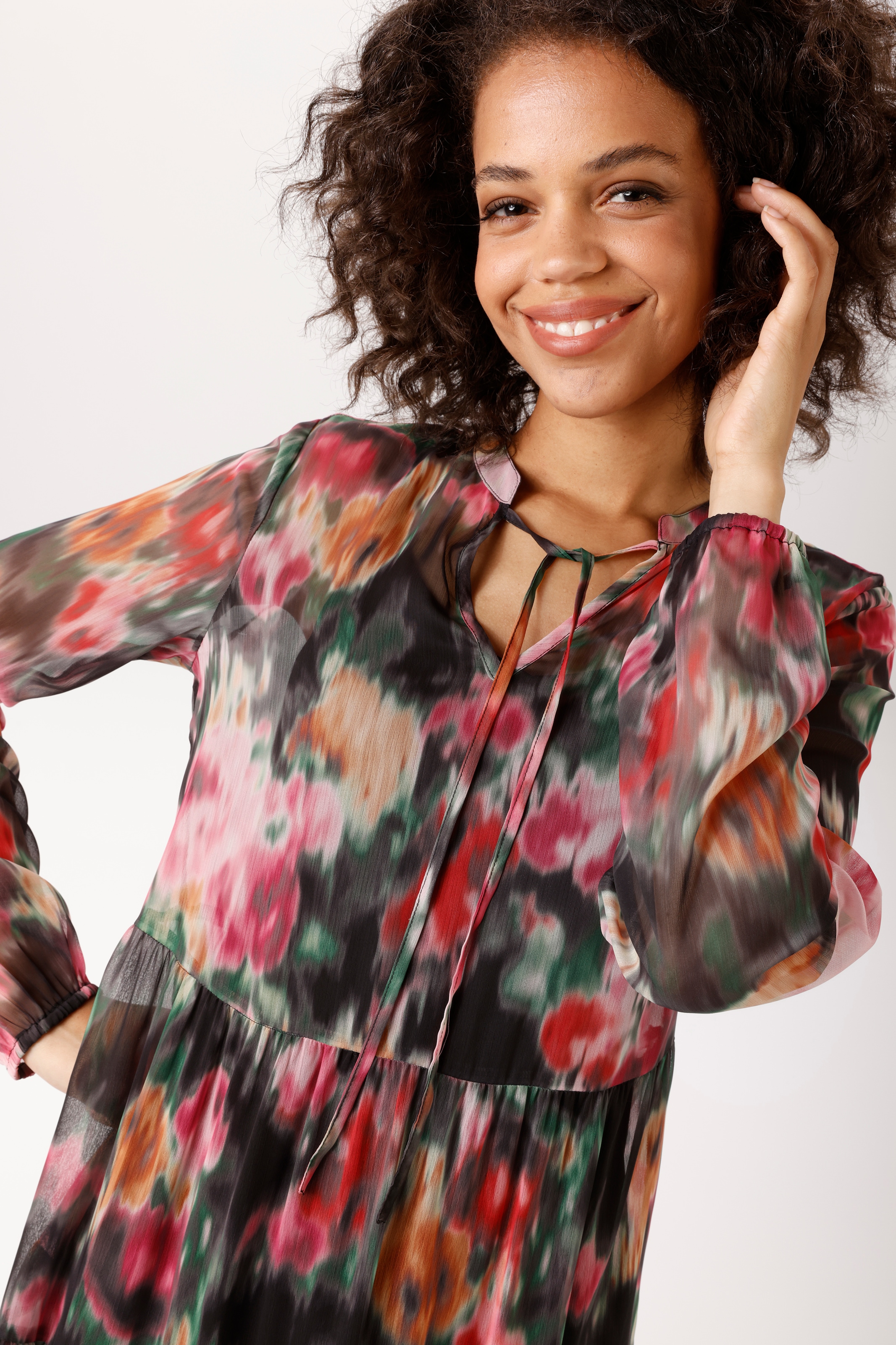 Aniston CASUAL Maxikleid mit Jersey-Unterkleid,  mit farbenfrohen Batikblumen bedruckt - NEUE KOLLEKTION