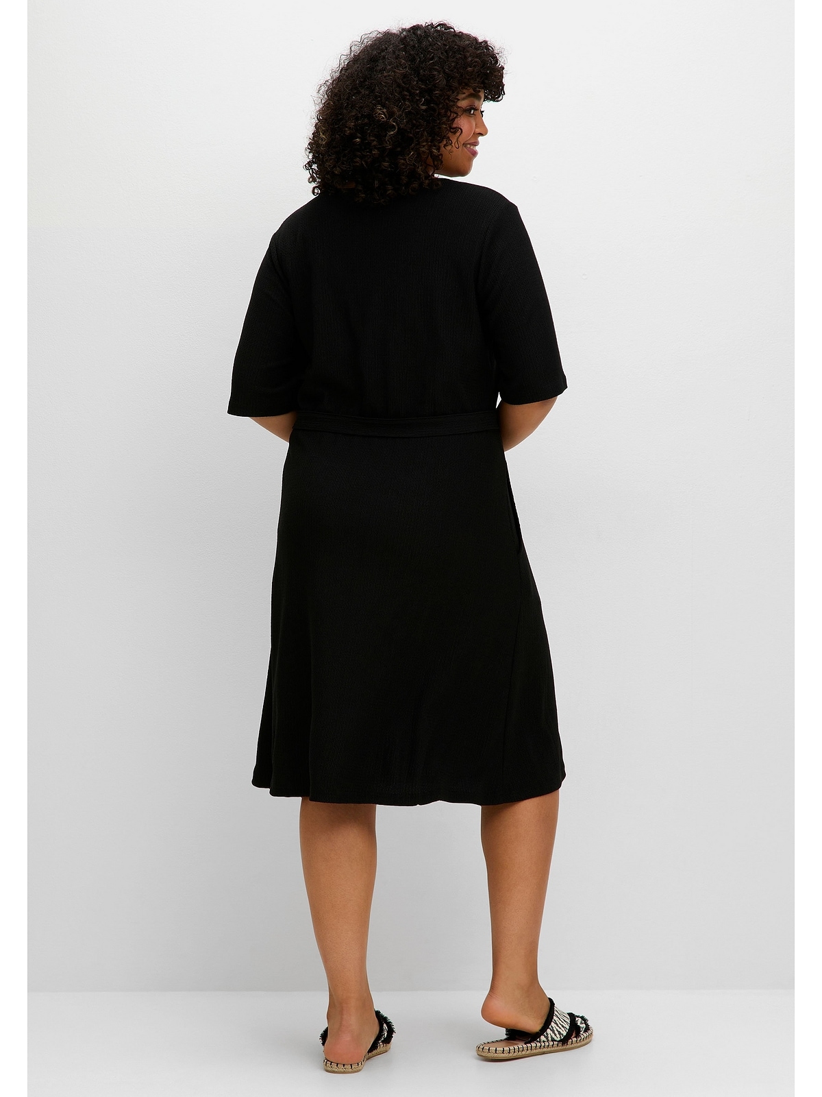 Sheego Sommerkleid »Große Größen«, aus Crêpe, mit Bindegürtel und Taschen