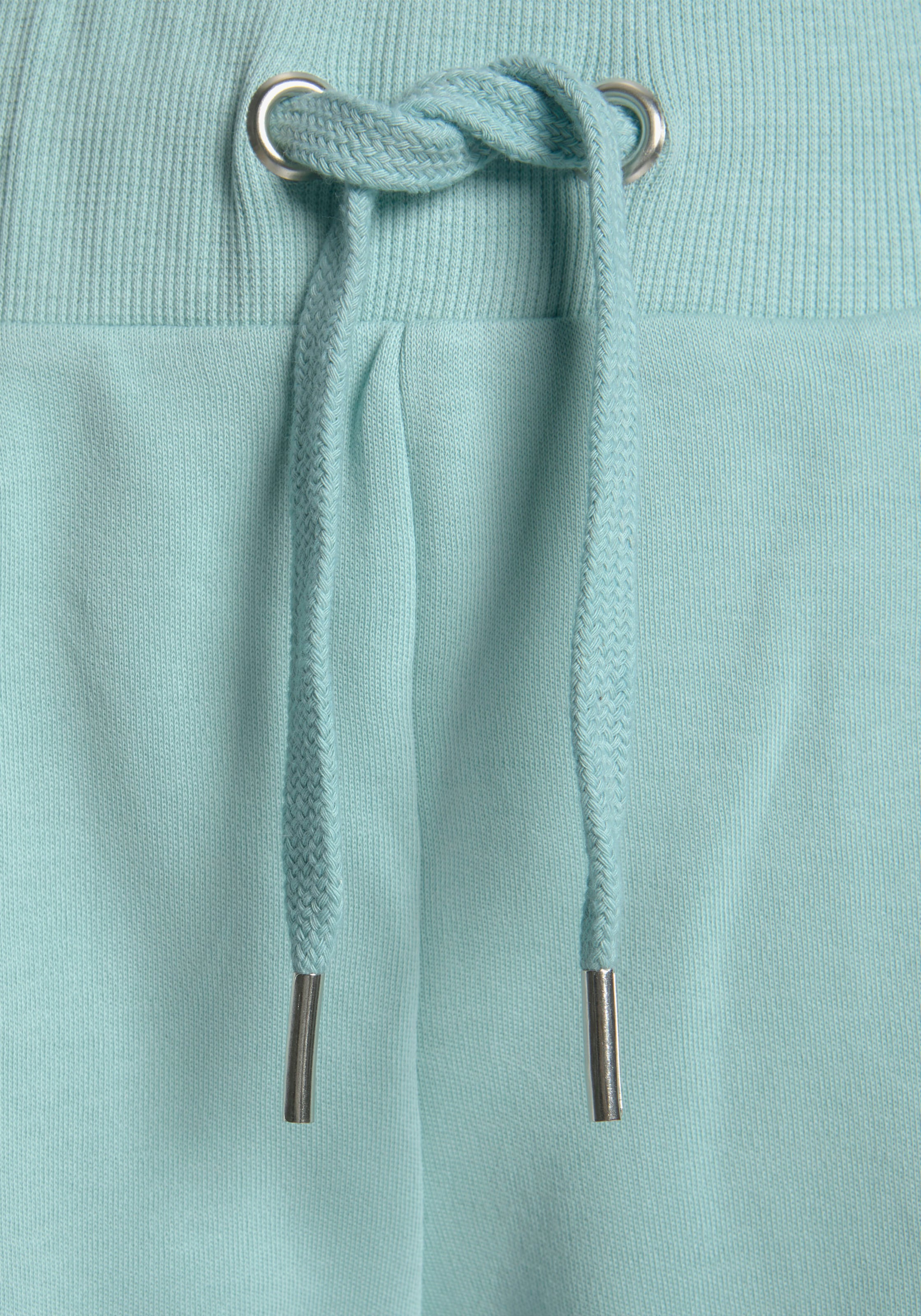 Bench. Loungewear Sweatshorts, mit glänzender Logostickerei, Loungewear, Loungeanzug