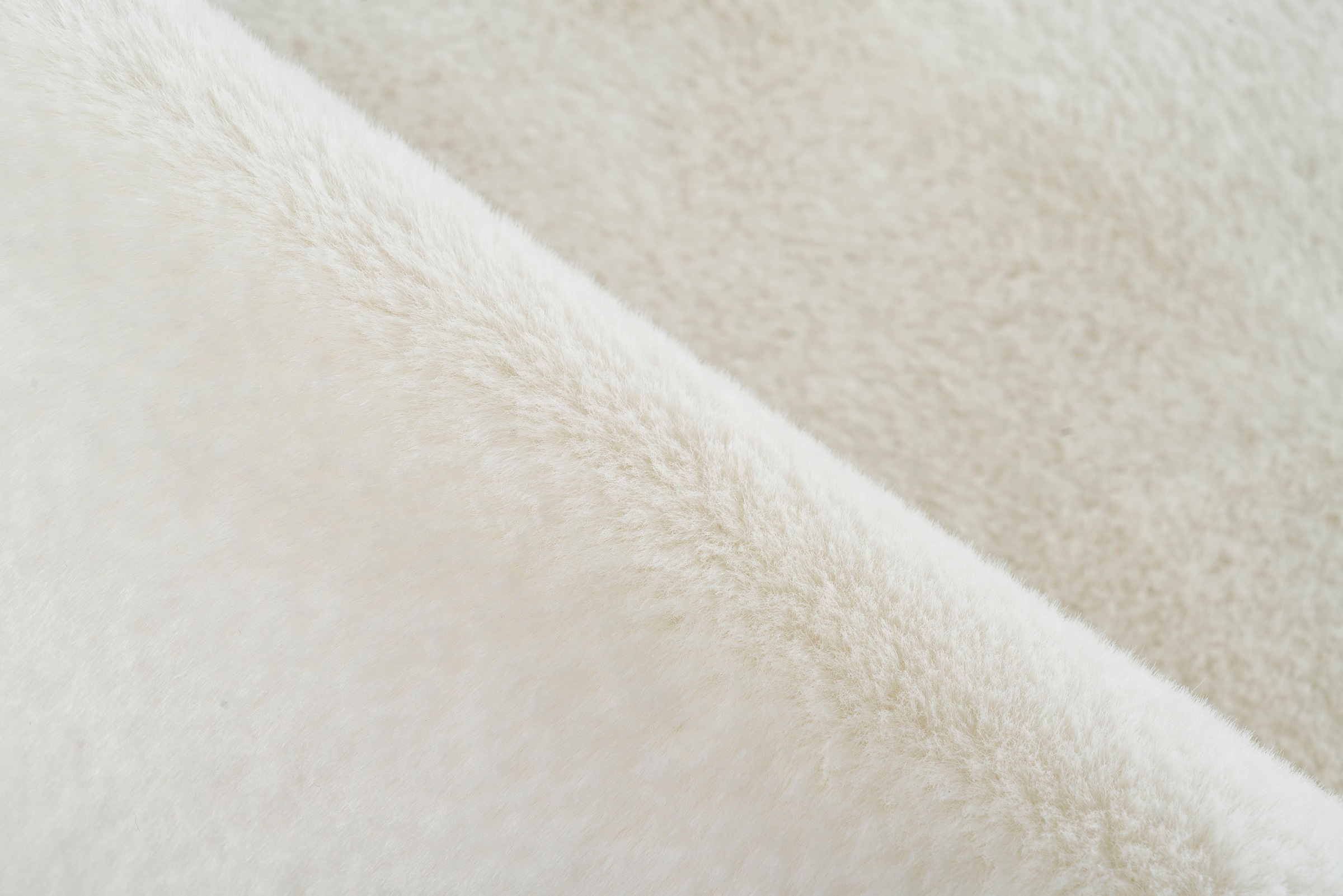 Kayoom Badematte »Rabbit Light«, rutschhemmend beschichtet, fußbodenheizungsgeeignet, weiche Kaninchenfell Haptik, Badezimmer, Kinderzimmer, Schlafzimmer