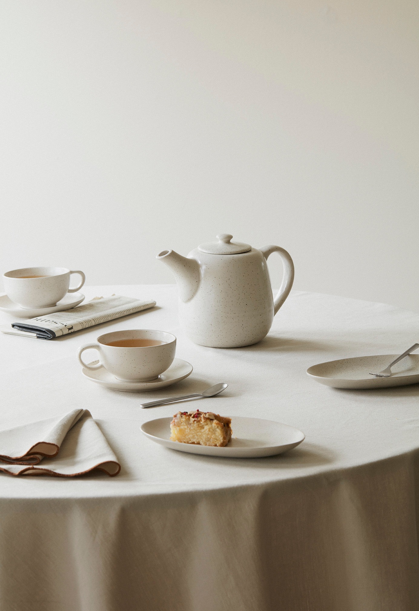 Broste Copenhagen Teeservice »Single Geschirr-Set Nordic Vanilla, inkl. 1 Päckchen Papierserviette«, (Set, 8 tlg.), Beliebte Geschirr Sets Exclusiv mit Geschenk