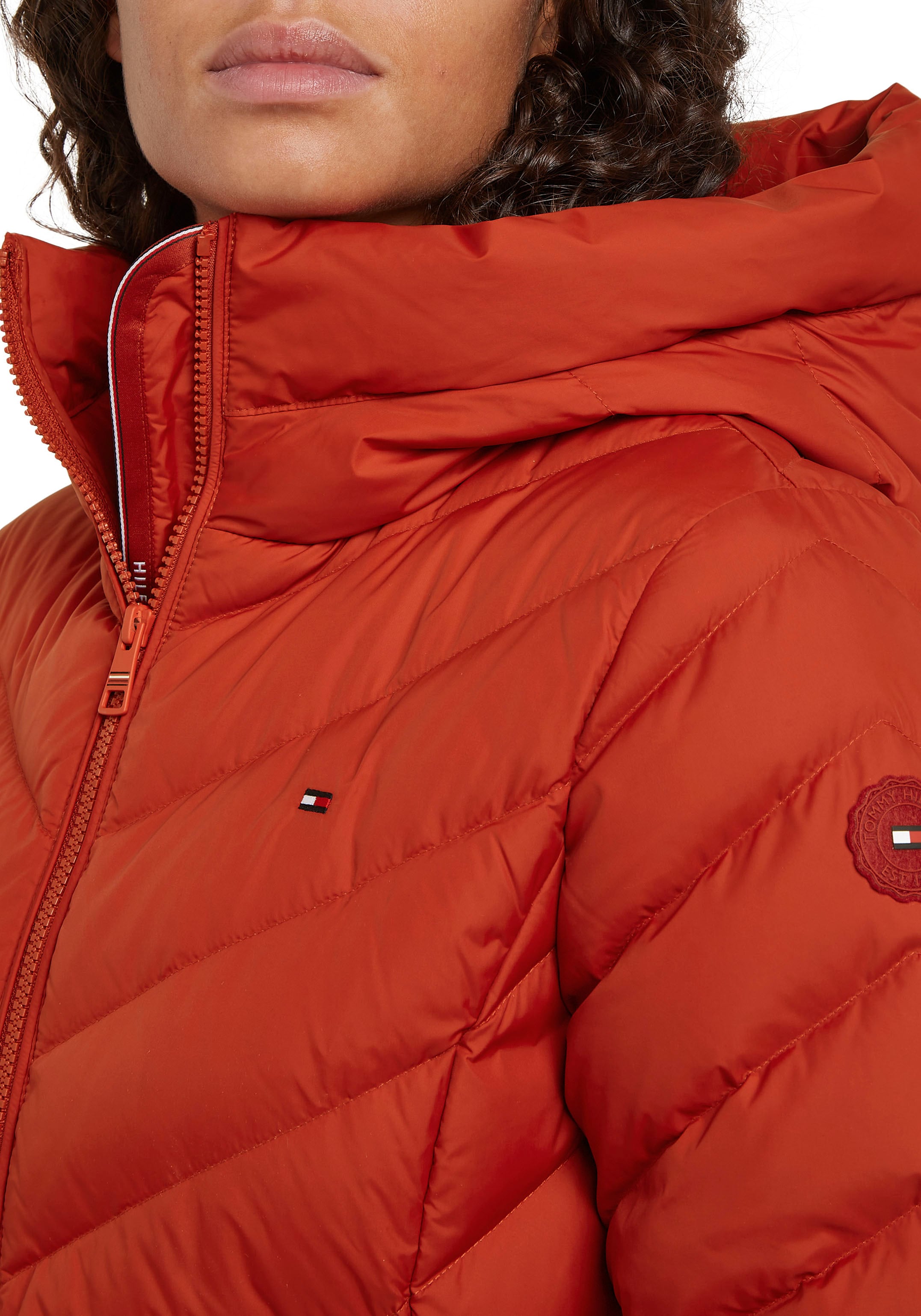 Tommy Hilfiger Steppjacke »CHEVRON MW PADDED JACKET«, mit Kapuze, mit mittelstarker Wattierung und Tommy Hilfiger Markenlabel