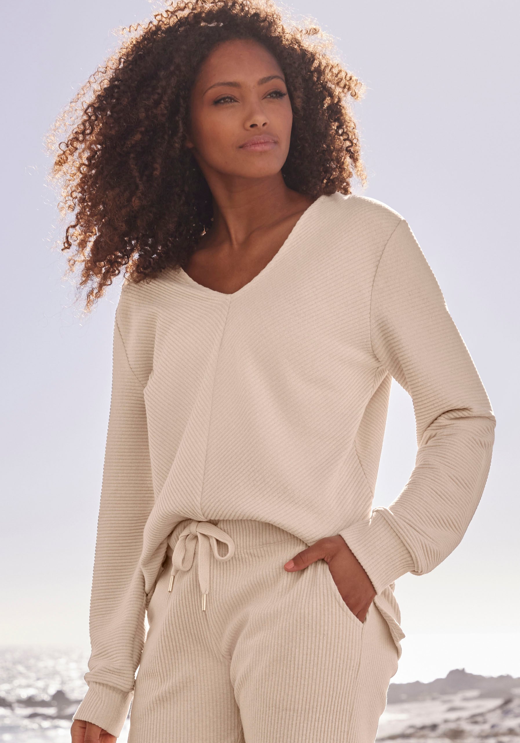 s.Oliver Sweatshirt, Langarmshirt mit V-Ausschnitt und weiche Rippbündchen, Loungewear