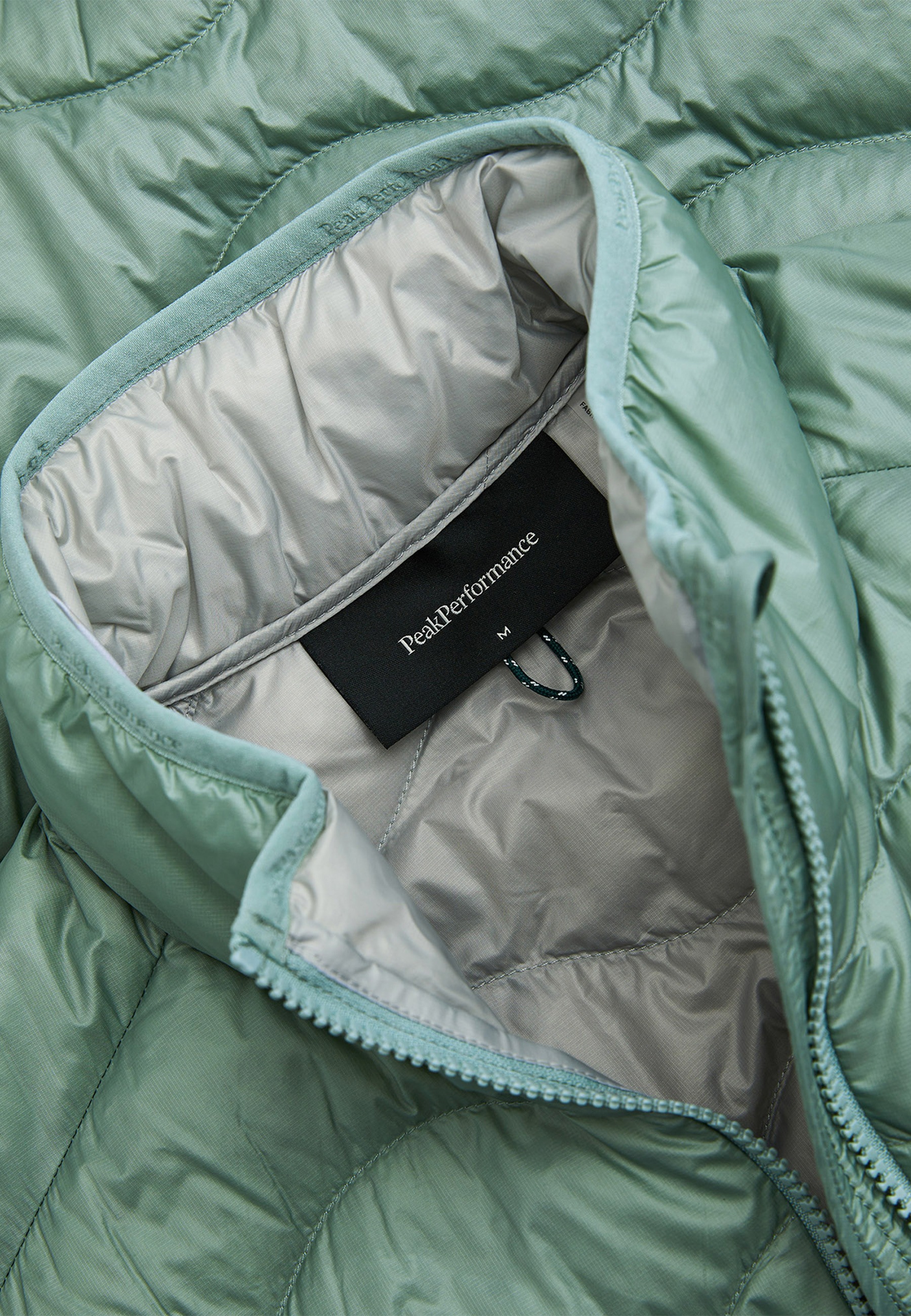 Peak Performance Daunenweste »M Helium Utility Down Vest« mit dezenten Farbdetails