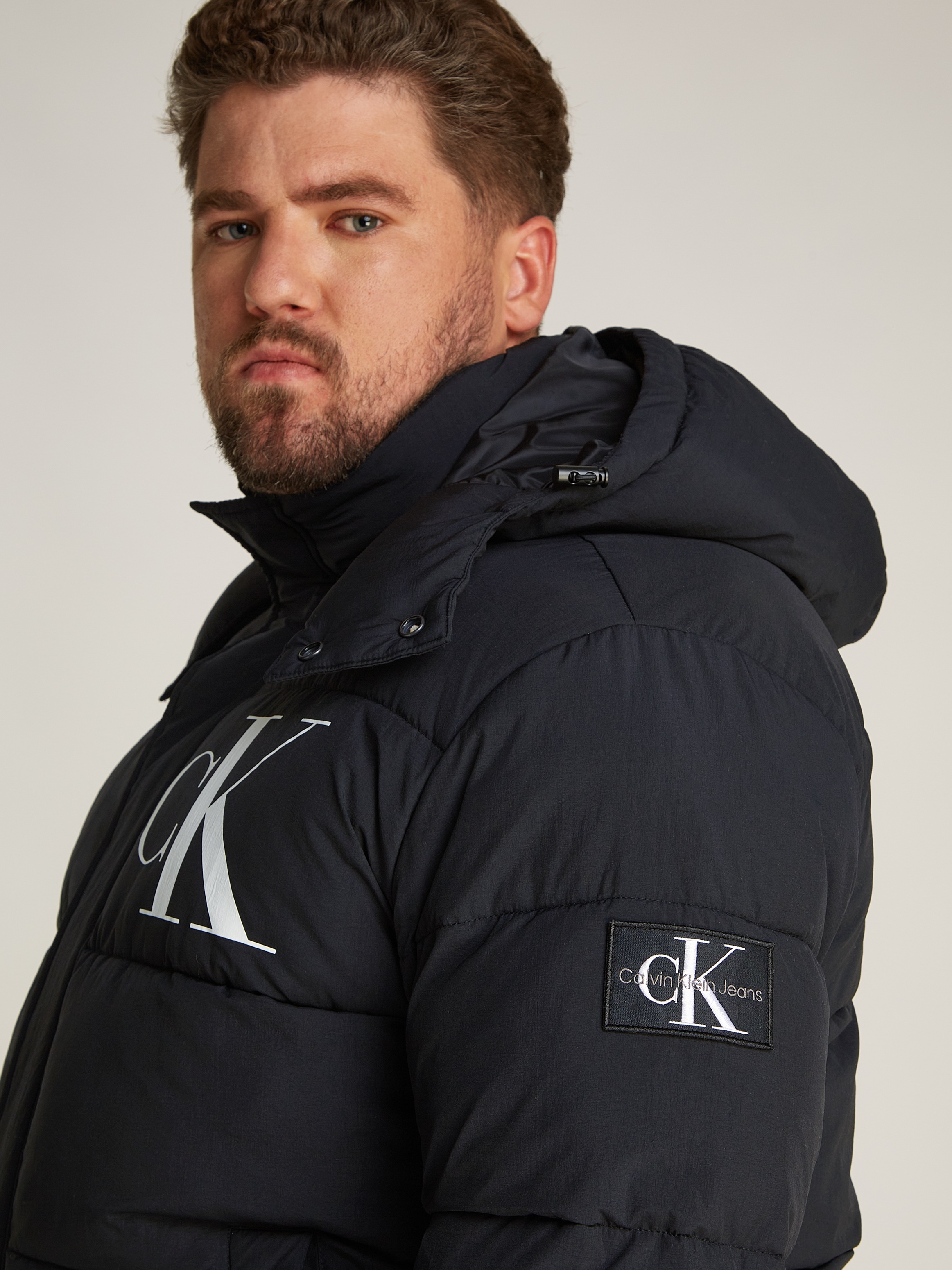 Calvin KLEIN Džinsai Plus Striukė »Plus Essentials Non Down Striukė  su gobtuvas in dydžiai dydžiai su Logoprägung