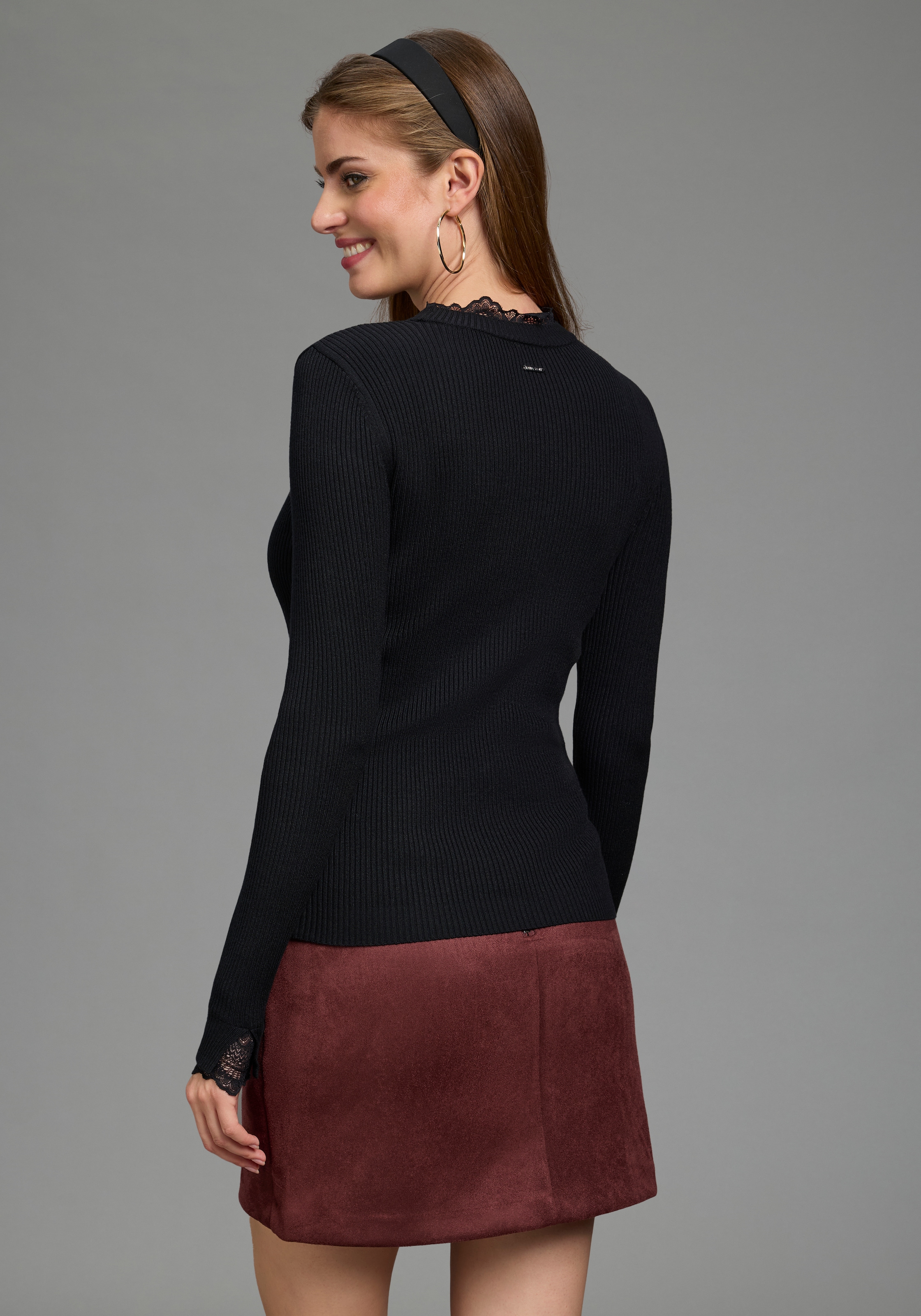 Laura Scott Strickpullover »mit Stehkragen, figurbetonte Passform« mit femininem Spitzen-Details