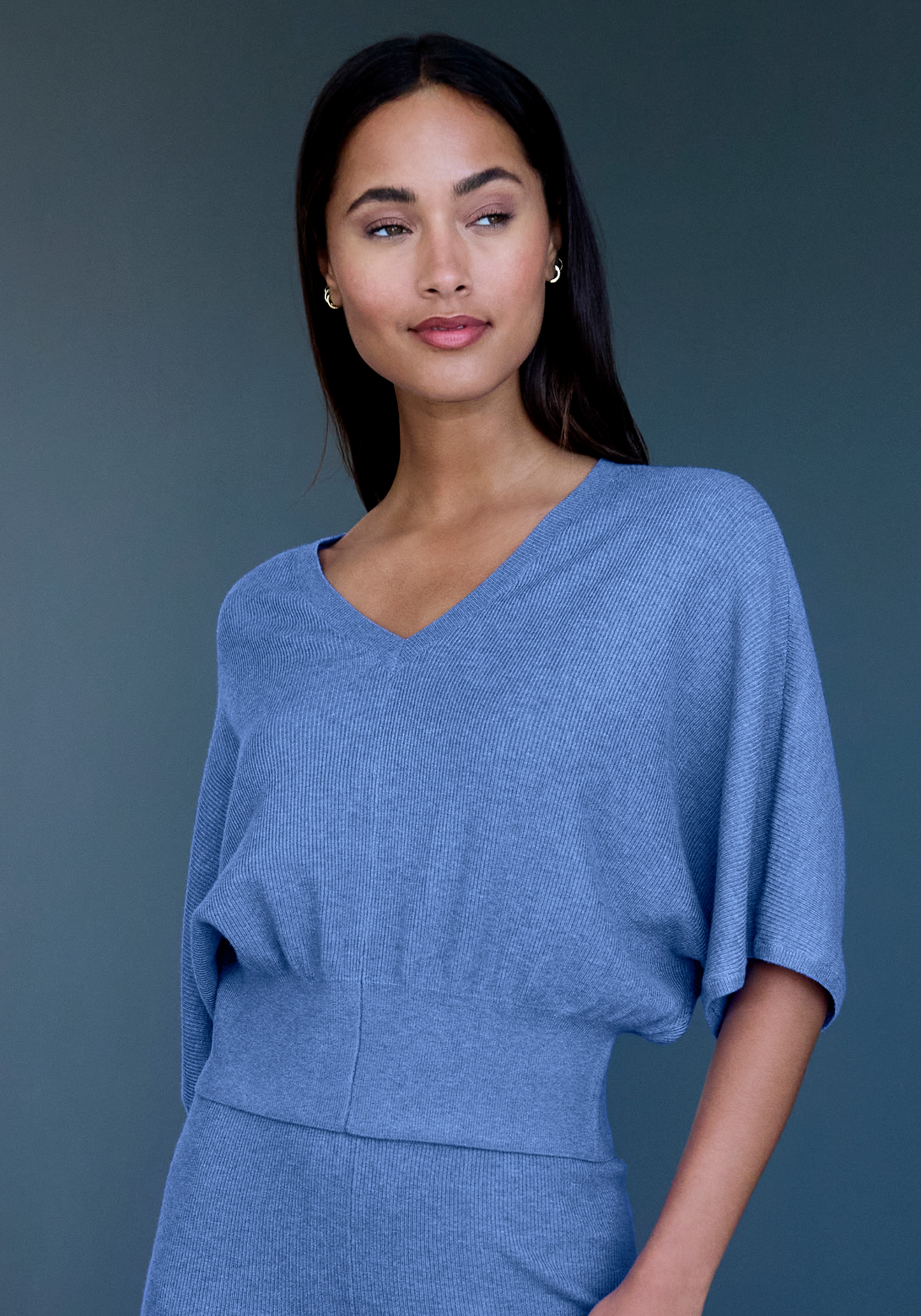Fledermausshirt COPENHAGEN STUDIOS, Damen, Gr. 36/38, blau, Rippstrick, Obermaterial: 50% Viskose, 28% Polyester, 22% Nylon, unifarben, figurumspielend hüftlang, V-Ausschnitt, Fledermausärmel normaler Saum, Shirts Fledermausshirt, aus hochwertiger, feiner