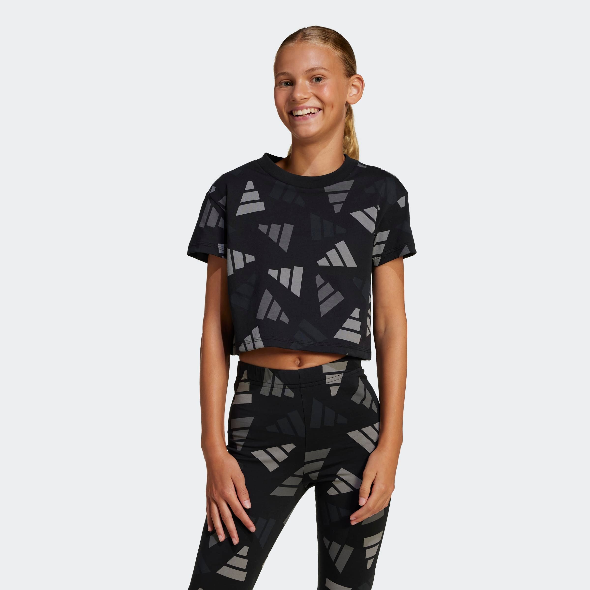 adidas Sportswear T-Shirt "SEASONAL ESSENTIALS LOGO CELEBRATION KIDS" für Kinder, sportlicher Stil, Allover-Logoprint, aus Baumwolle