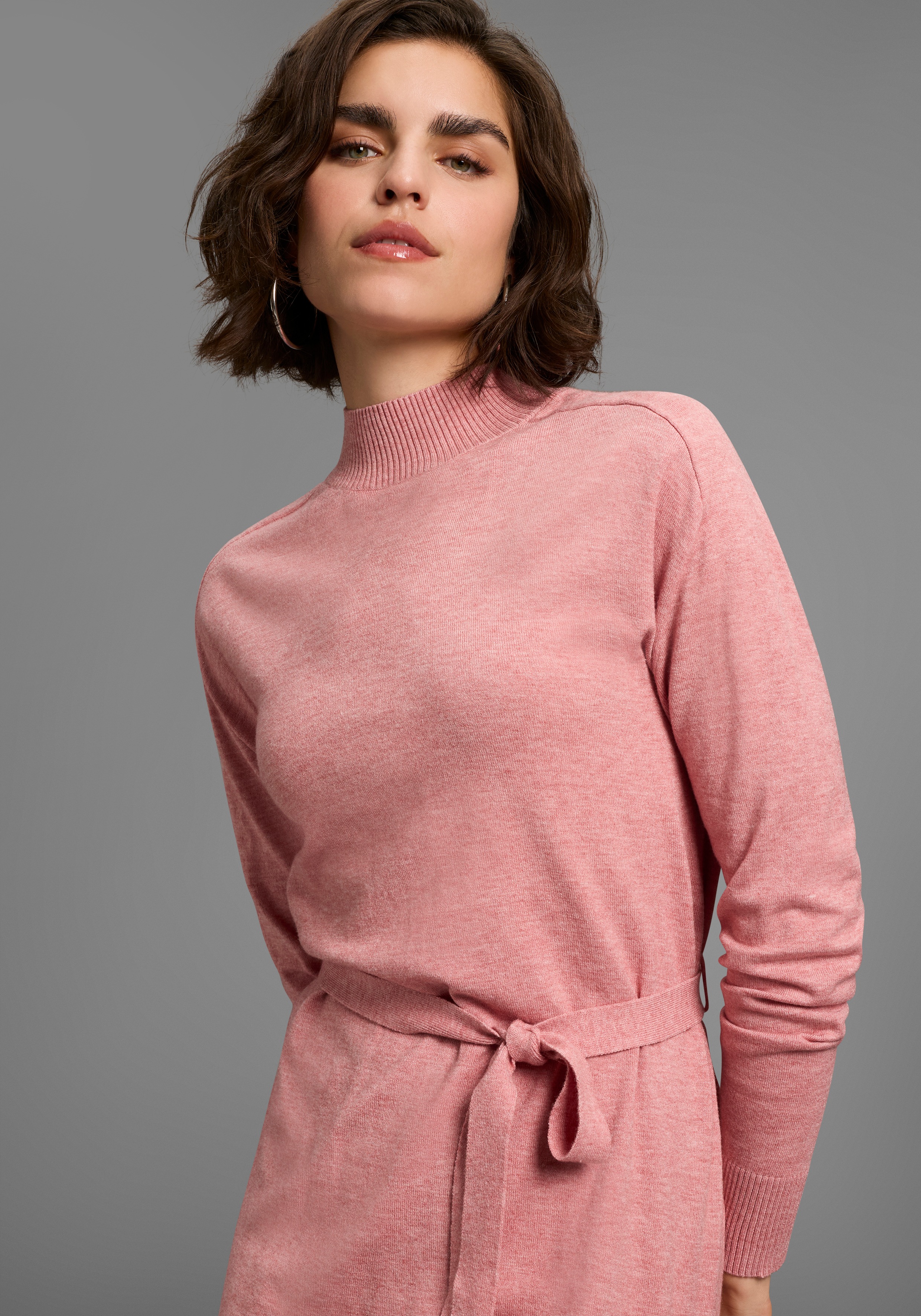 Thumbnail - Laura Scott Strickkleid Ohne Taschen mit Bindegürtel und Stehkragen - NEUE KOLLEKTION