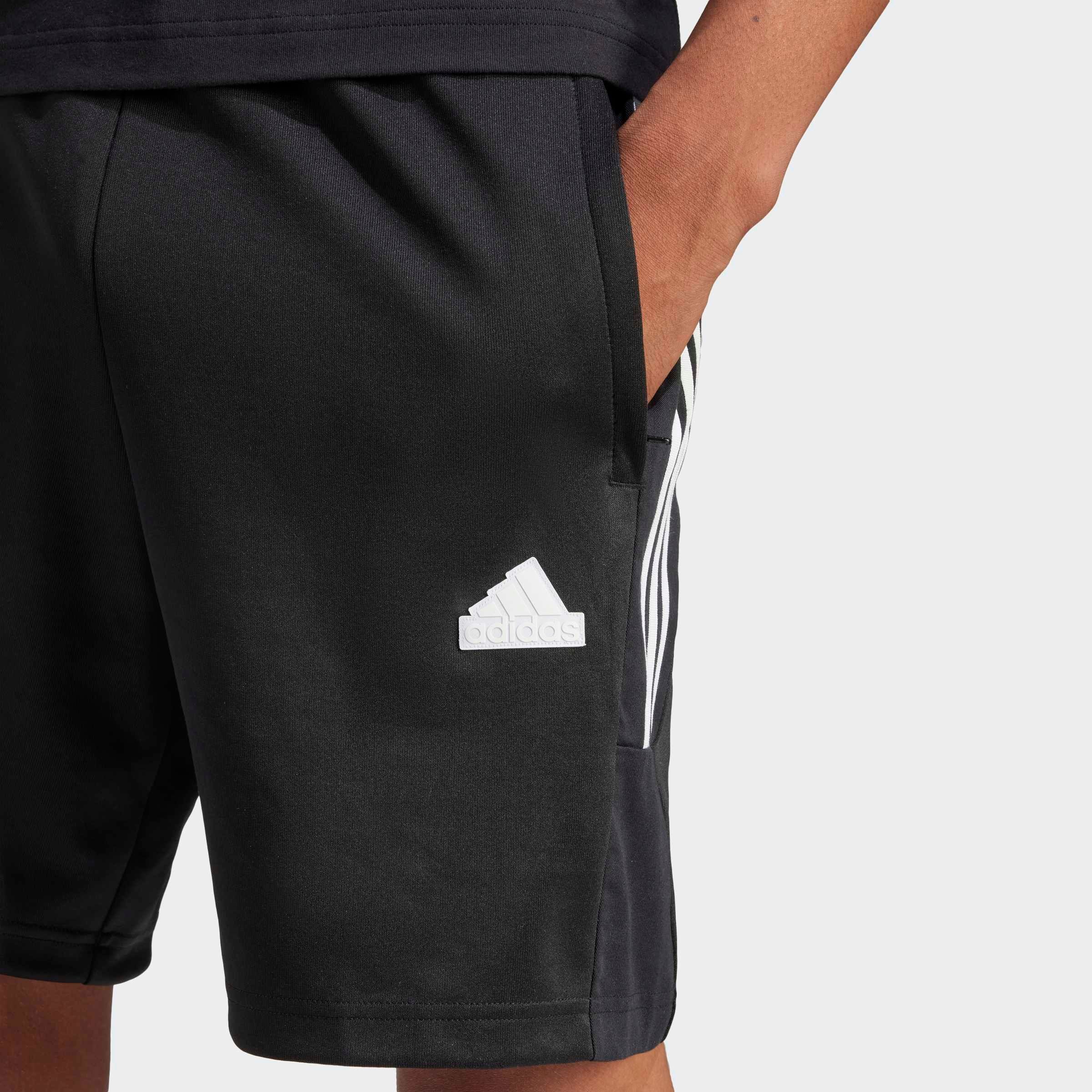 adidas Sportswear Shorts »M TIRO SHO Q1«  Trainingsshorts mit Logo, Druckknopftasche
