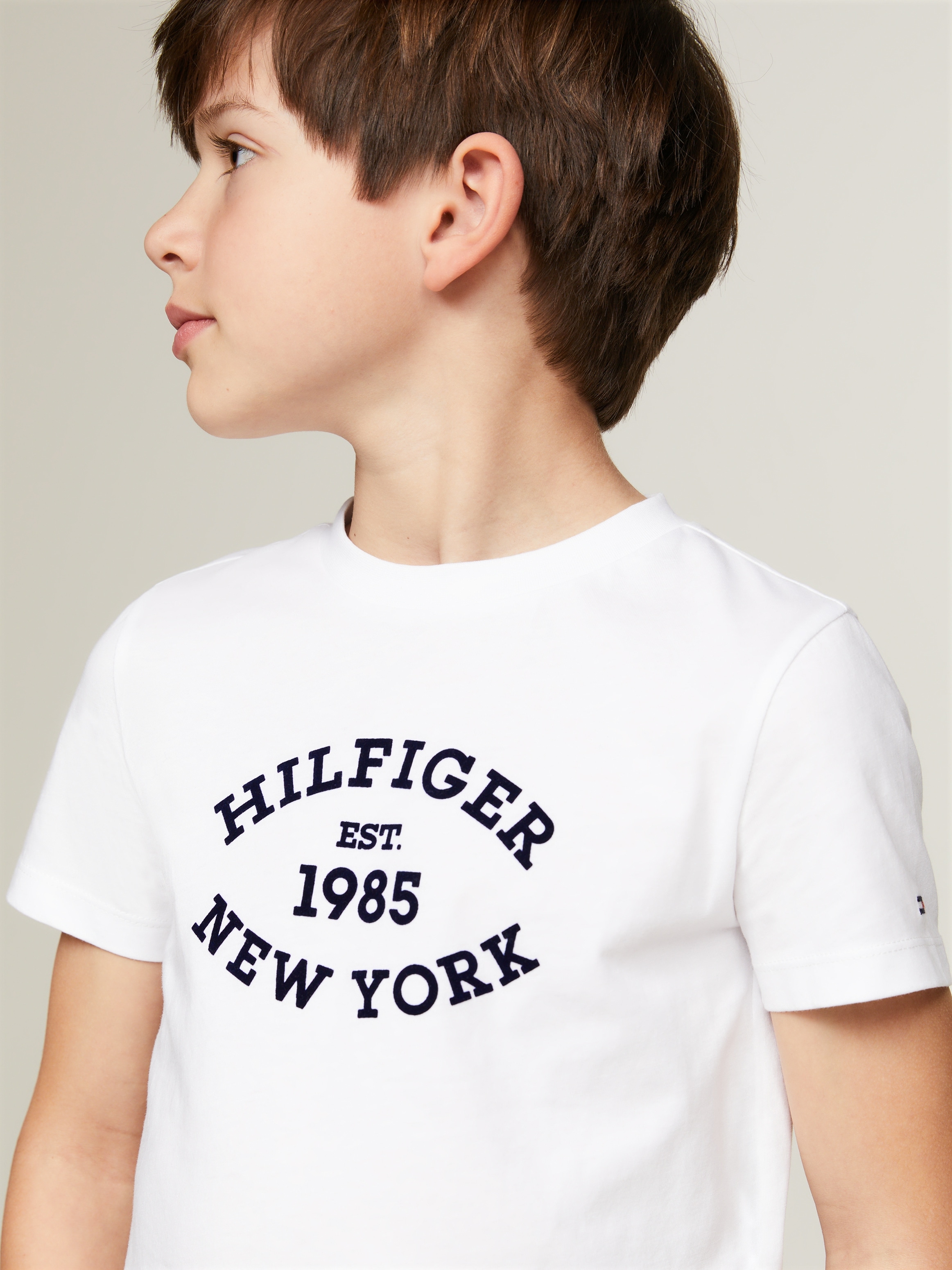 Tommy Hilfiger Kurzarmshirt »MONOTYPE FLOCK REGULAR TEE SS«, Kinder bis 16 Jahre mit Logoschriftzug
