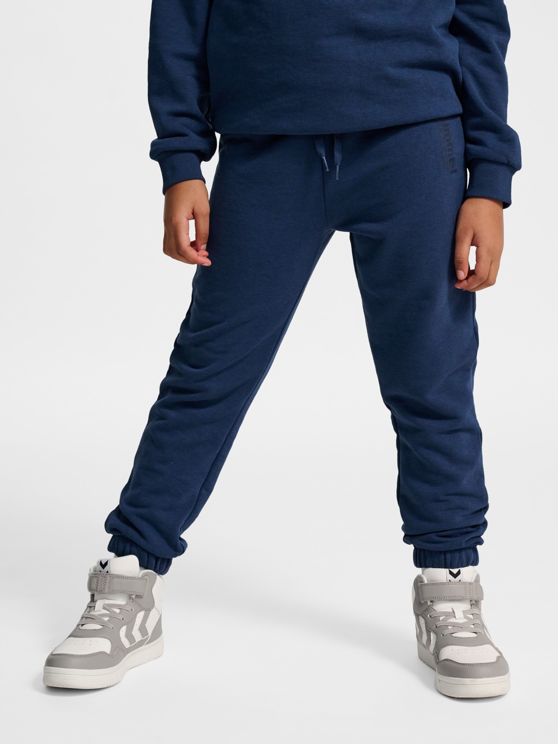 hummel Jogginghose "HMlJR BASE REGULAR PANTS" sportlicher Stil, für Sportmode und Streetwear geeignet