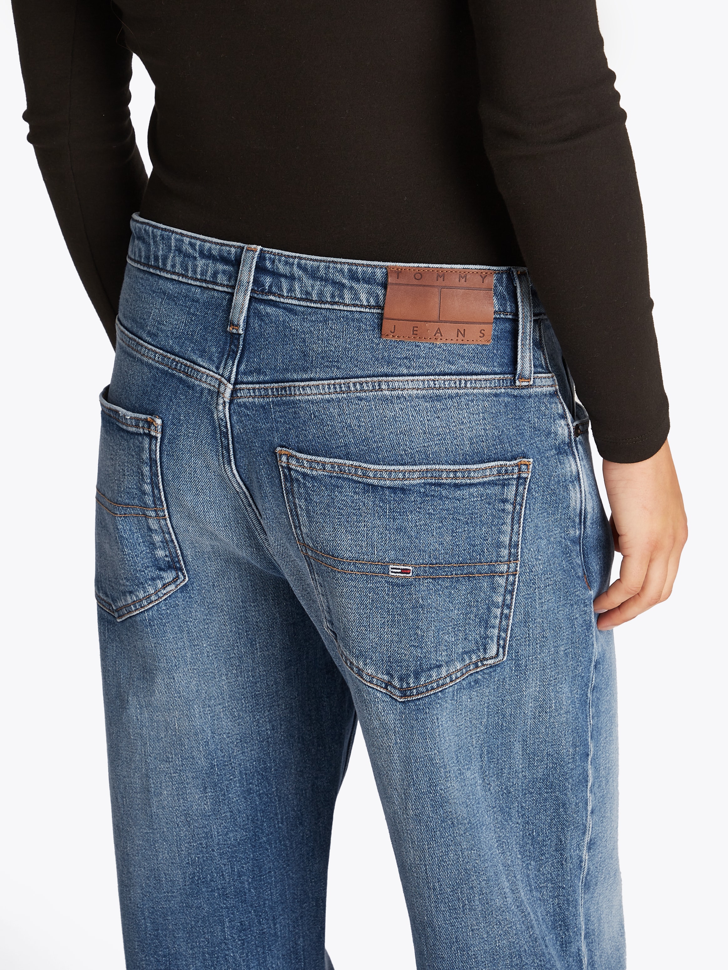 Tommy Jeans Relax-fit-Jeans »MIA MR RLXD STR«, in blauer Waschung, mit Hammerschlaufe