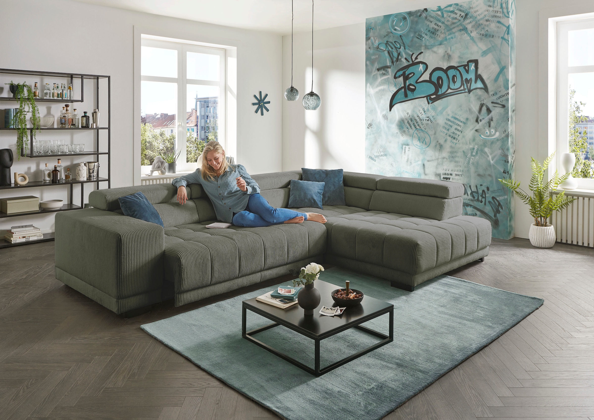 Die PlanBar Ecksofa "MP-IN15053 L-Form breiter Schenkel" mit Kopfteilverstellung, wahlweise mit manueller Vorziehbank