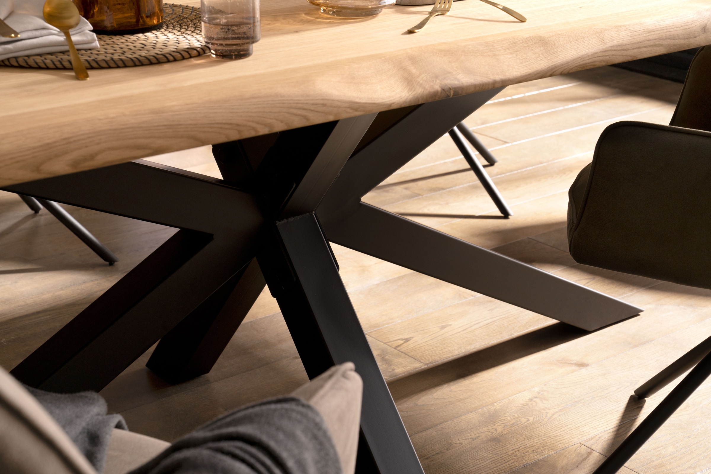 Thumbnail - Home affaire Esstisch "Tristan" Massivholz Wildeiche mit echter Baumkante