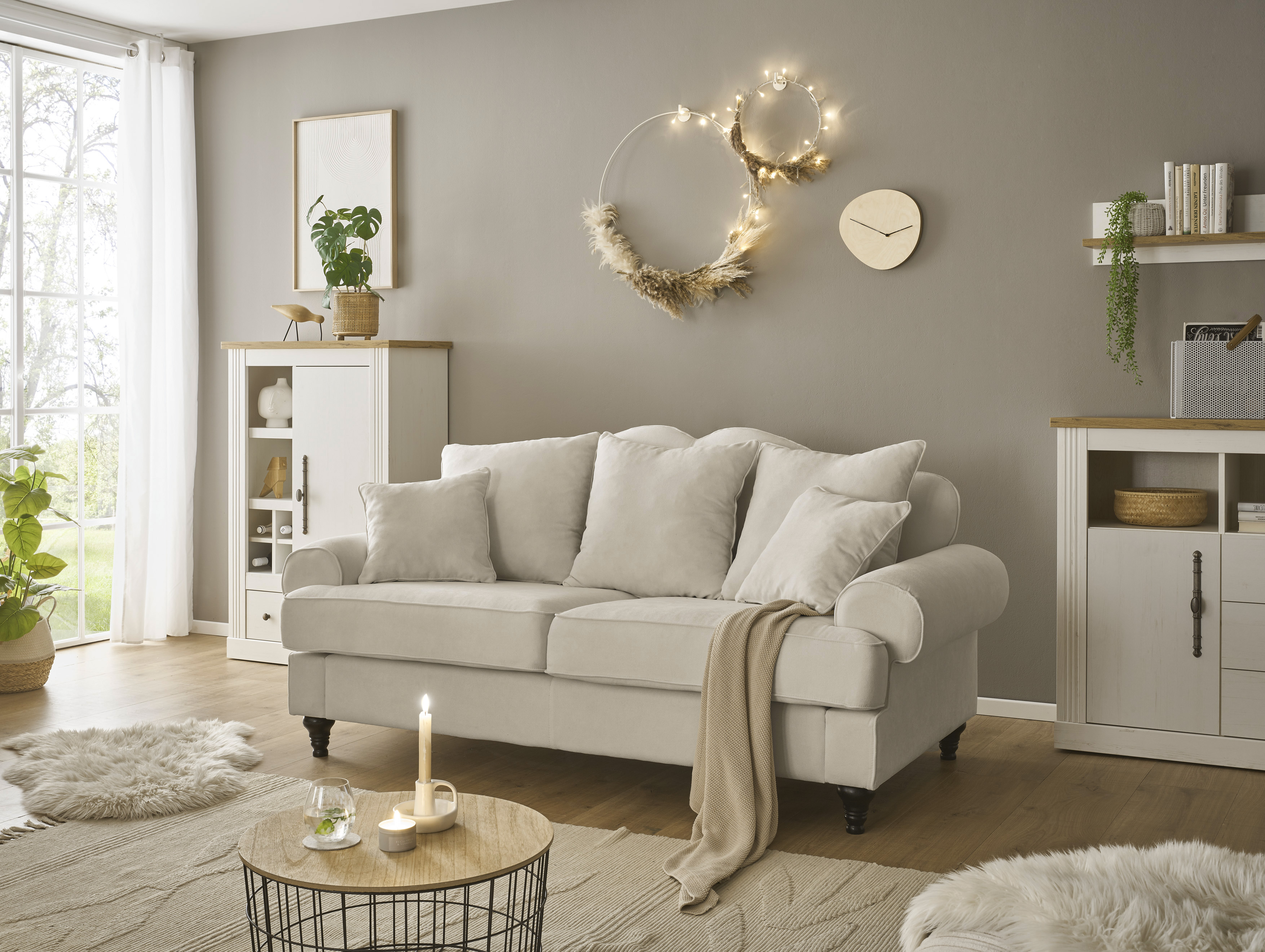 OTTO home 3-Sitzer "Westminster, Sofa im Landhausstil, Couch mit Zierkissen" Federkern-Polsterung, gedrechselter Fuß, hochwertiger Microfaserbezug