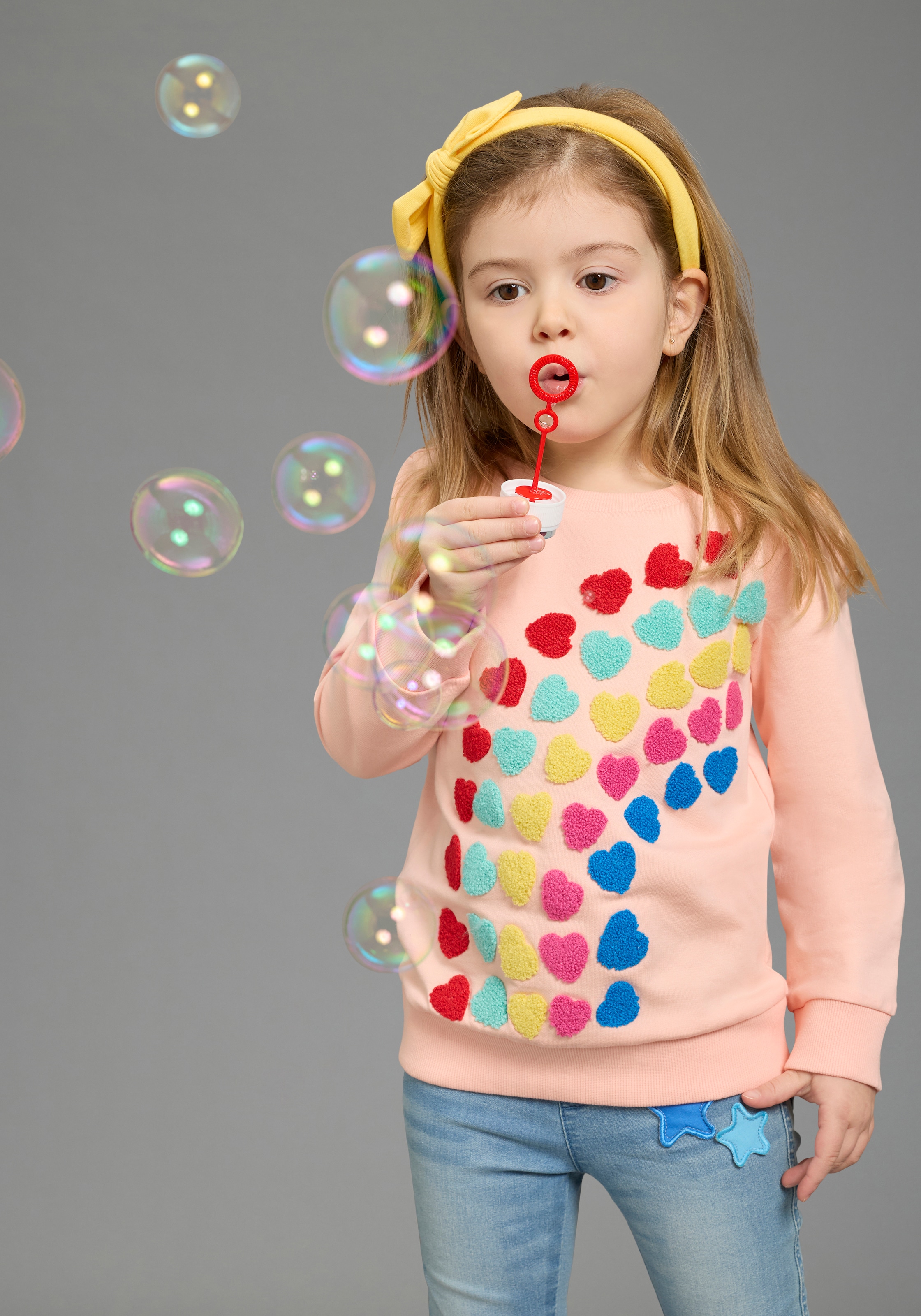 KIDSWORLD Sweatshirt "Sweatshirt Herz-Applikation", mit Stickereien und Badges, Rundhalsausschnitt, Basic Passform