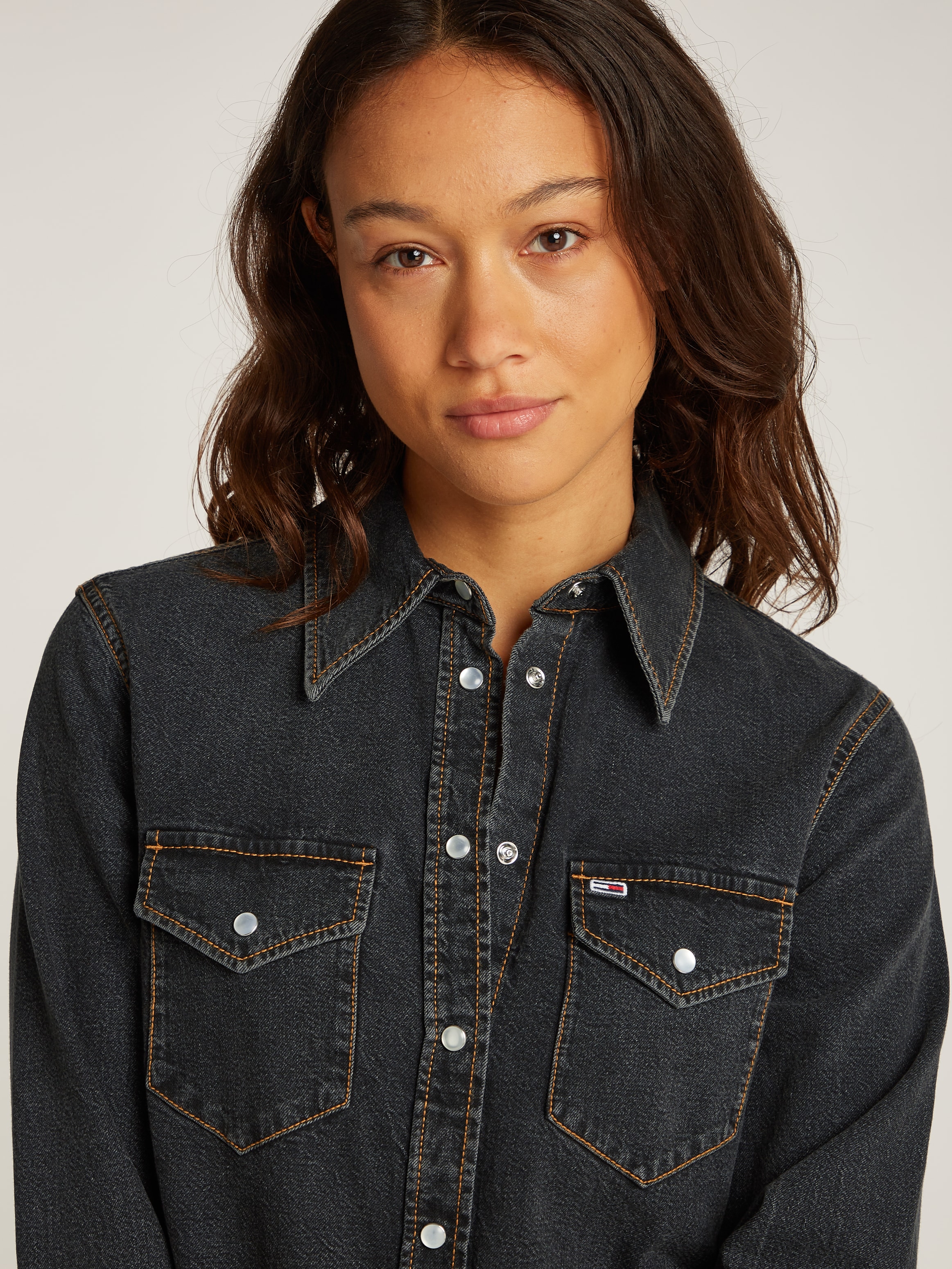 Tommy Jeans Jeanskleid »RGLR WESTERN DRESS WASHED BLACK«, mit Rinsed-Waschung