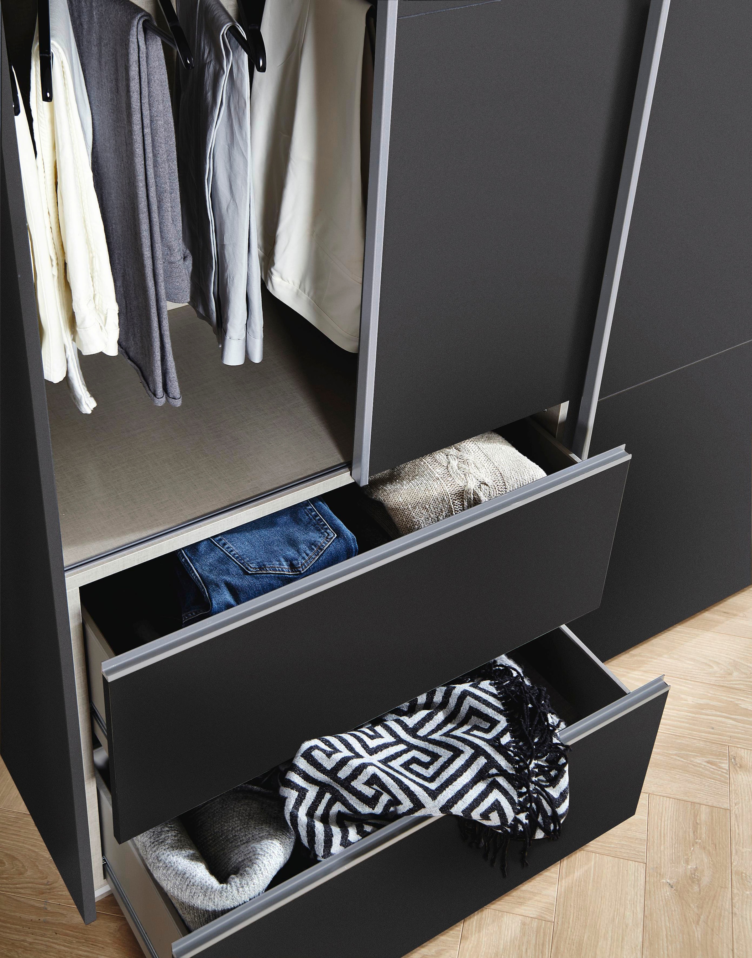 rauch Schwebetürenschrank »Kleiderschrank Schrank Garderobe Wäscheschrank SEVILLA mit Spiegel«, (in 3 verschiedenen Ausstattungen BASIC/CLASSIC/PREMIUM), Metall-Griffleisten alufarben oder Graumetallic MADE IN GERMANY