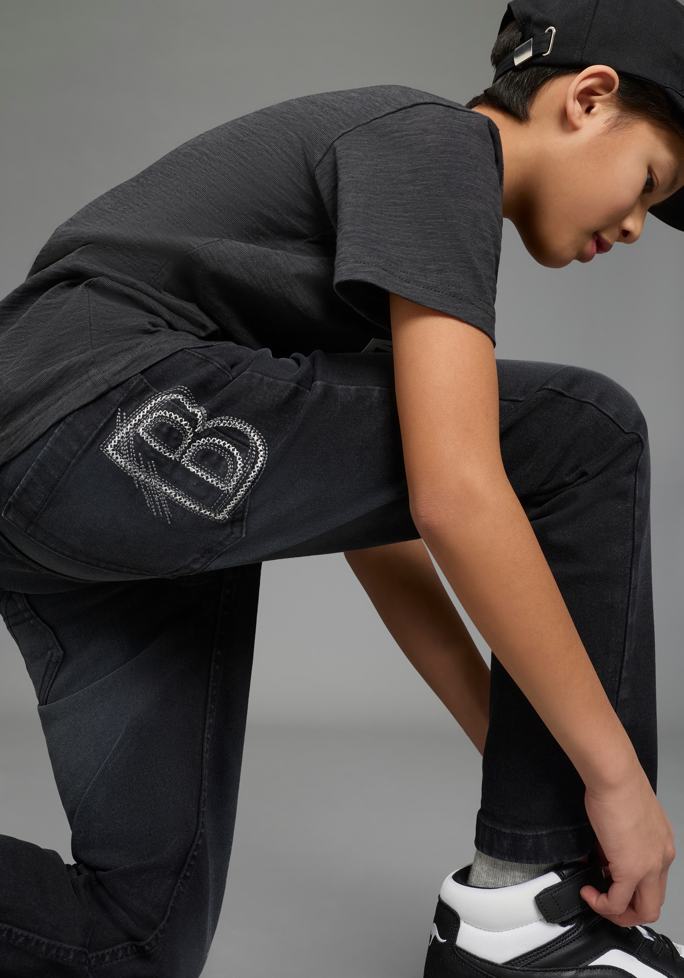 Bruno Banani Straight-Jeans »Gerade Stretchjeans mit modischer Stickerei auf Po-Tasche, für Jungen« für Jungen, normal hohe Leibhöhe, mit Stickerei