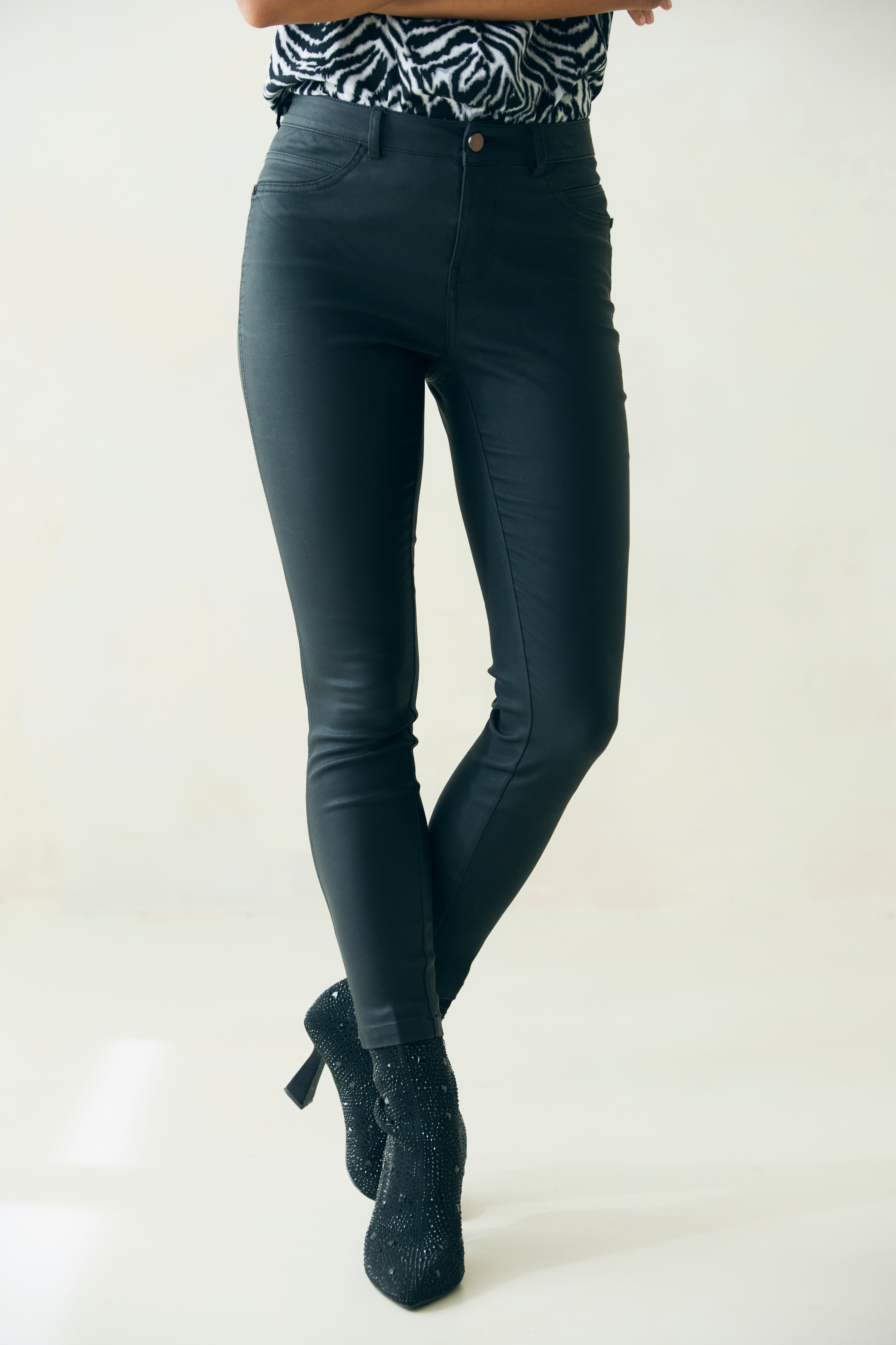 LASCANA Lederimitathose "aus bequemen Lederimitat in Skinny-Form" in schmaler Passform, figurbetonte Jeggings mit Stretchanteil