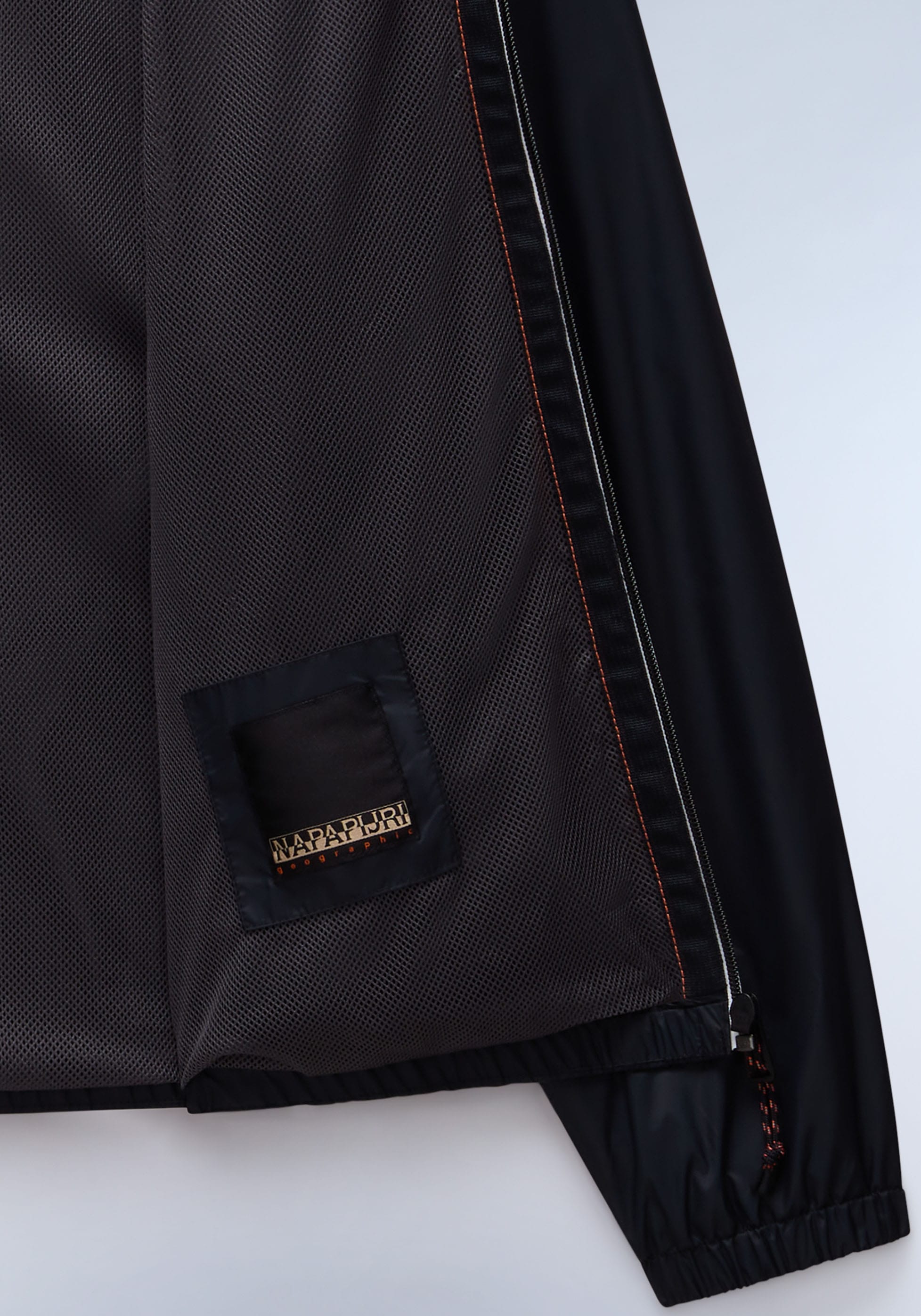 Napapijri Windbreaker »A-CLOUDY 041 BLACK«, mit Kapuze, Mit Gummizug im Saum; mit Stehkragen