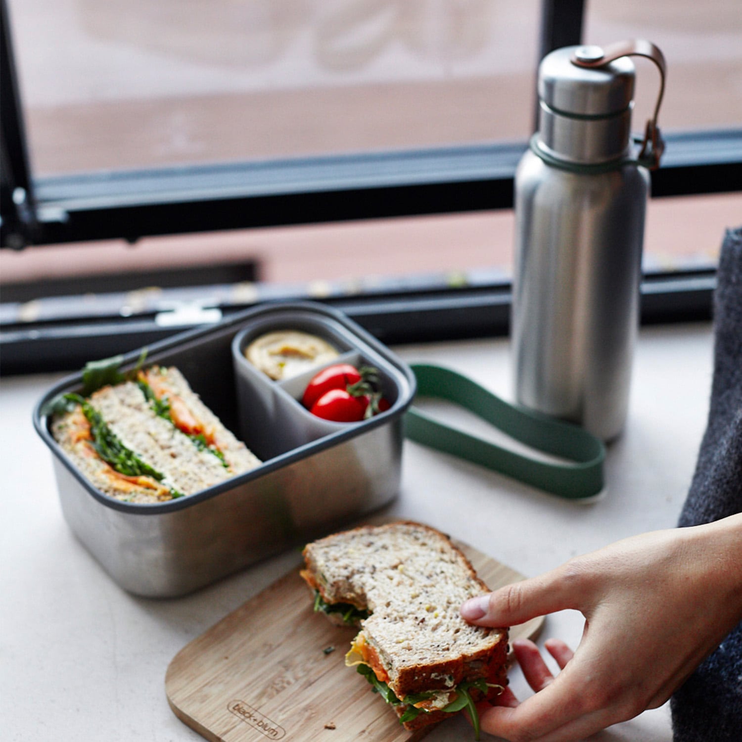 black+blum Isolierflasche »Insulated Bottle«, Edelstahl, Tragschlaufe aus Kunstleder, 500 ml