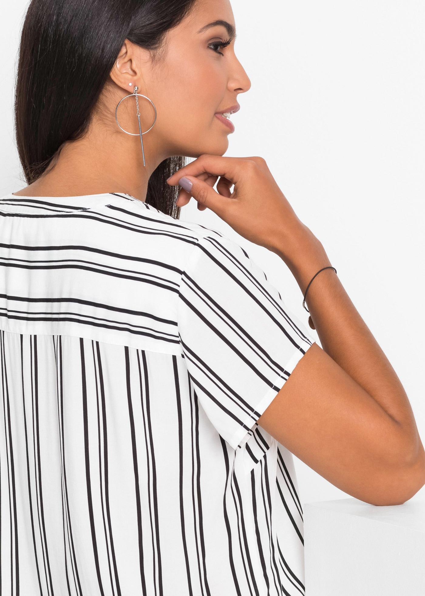 bonprix Kurzarmbluse Regular Fit, für Businessmode, aus Viskose, feminin gestaltet