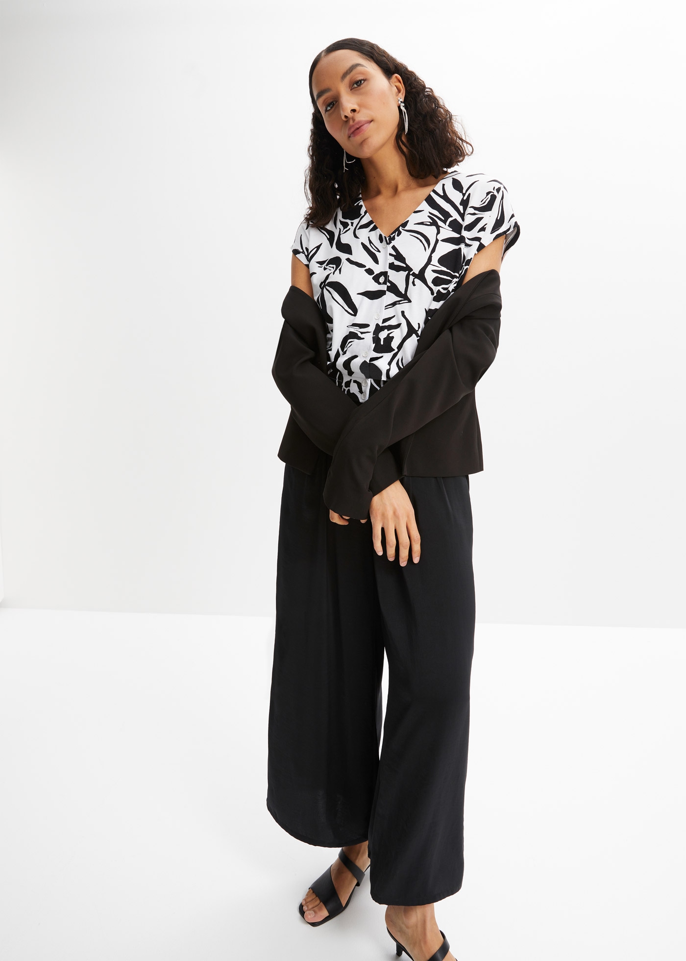 bonprix Jackenblazer stilvoller Auftritt, figurbetonte Passform, mit Stehkragen