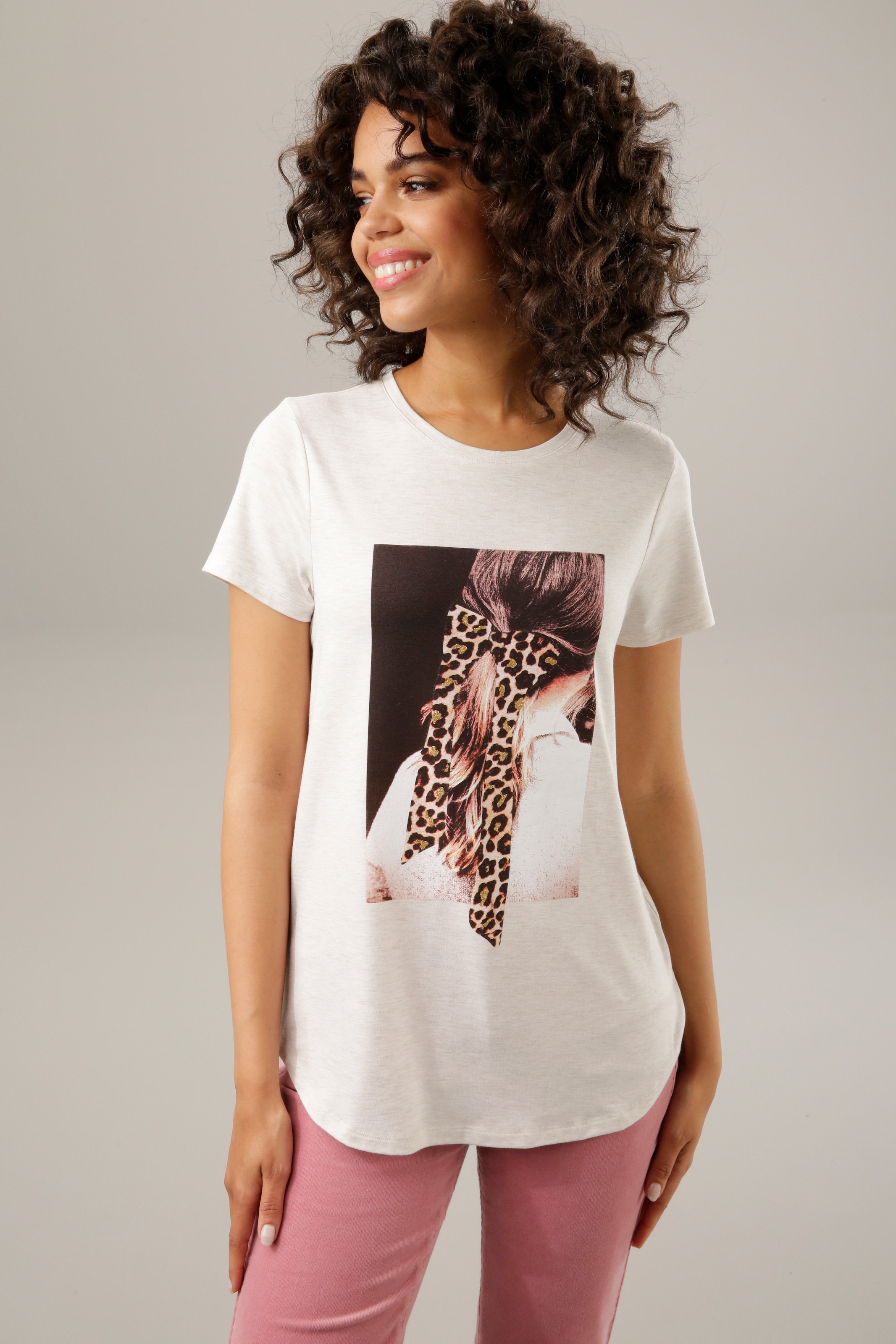 CASUAL Glitzer | verziertem BAUR - NEUE T-Shirt, mit Frontdruck Aniston KOLLEKTION für bestellen
