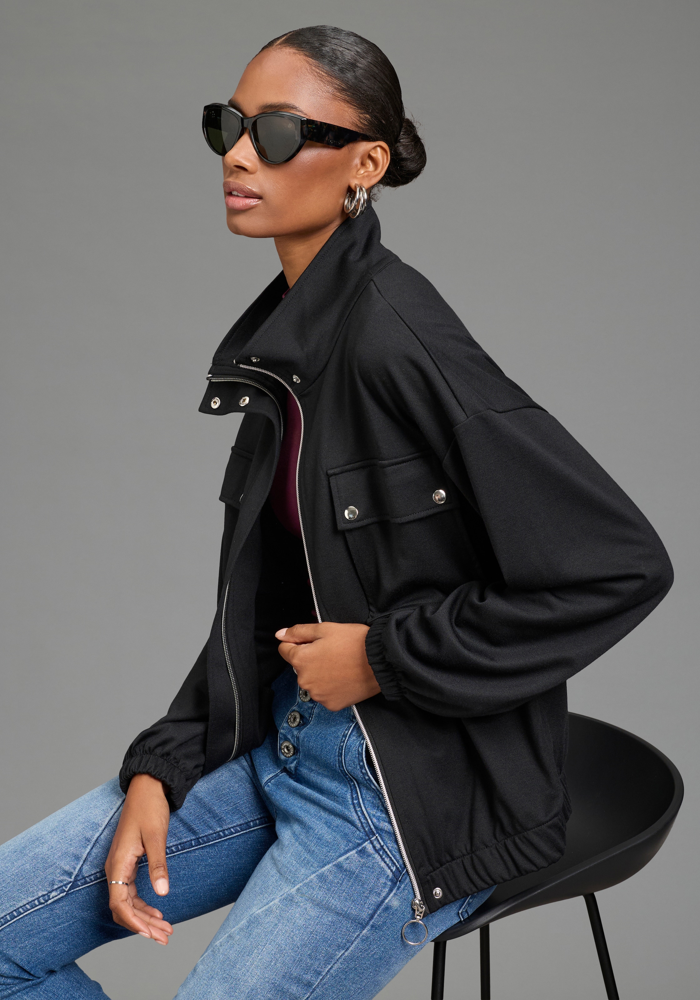 Bruno Banani Sweatjacke »in modischer Blouson-Form« und eleganten Knöpfen, hüftlange Schnittform, mit Stehkragen