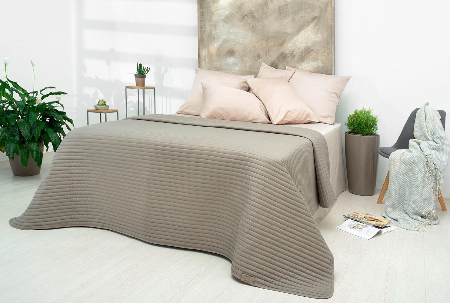 SEI Design Tagesdecke »Living Trend, Tagesdecke aus 100% Microfaser mit eingearbeiteten Streifen, pflegeleichte Tagesdecke mit aufgesticktem Logo, weiches Plaid mit Wendefunktion, Wendedecke«