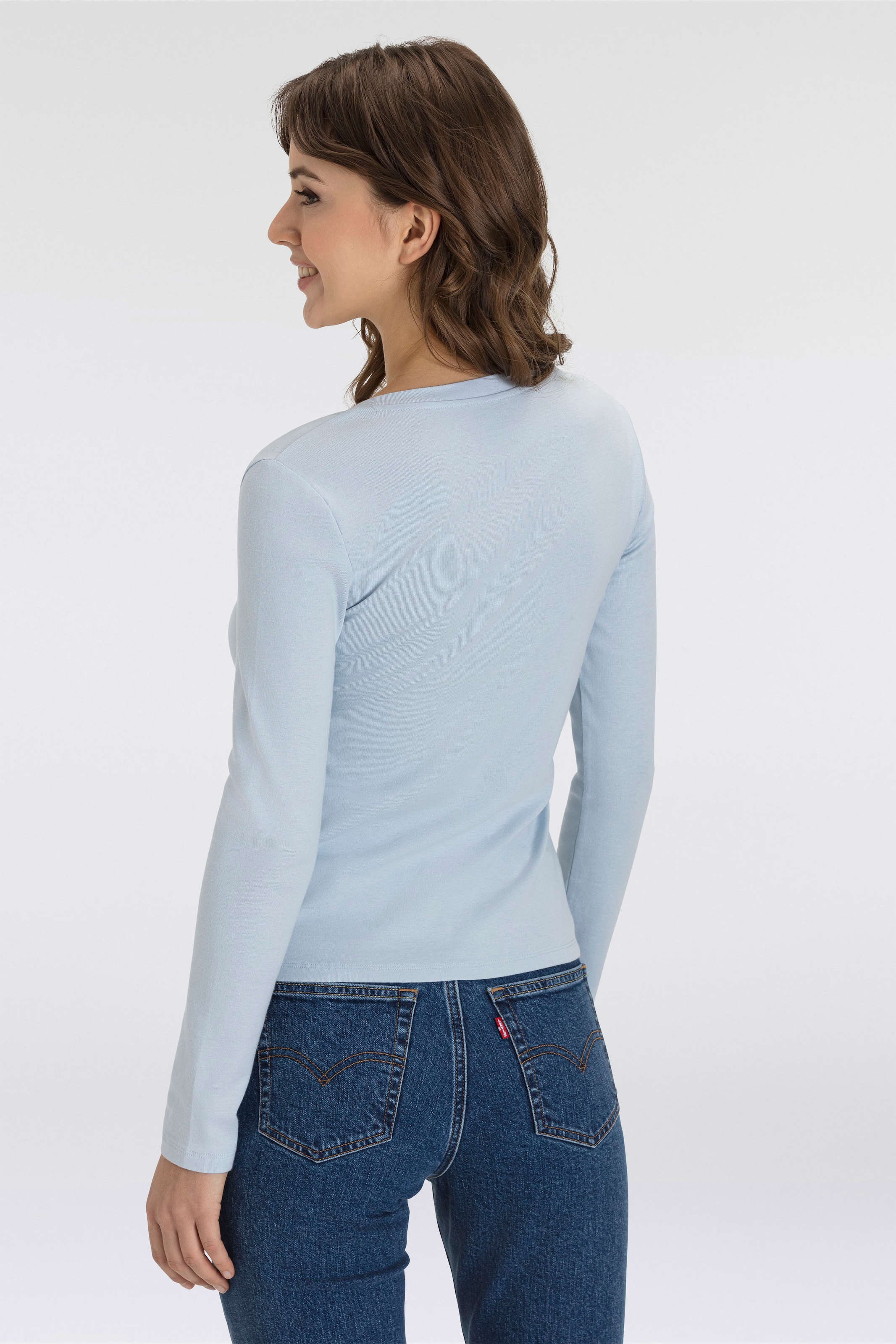 Levi's® Langarmshirt »ESSENTIAL HM LS VNECK«, mit Logo Stickerei