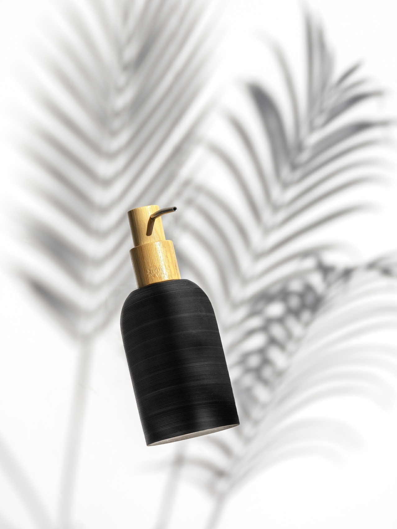 WENKO Seifenspender »Altavalle« robuster Dosierspender aus Polyresin und Bambus, moderne Optik, 250 ml