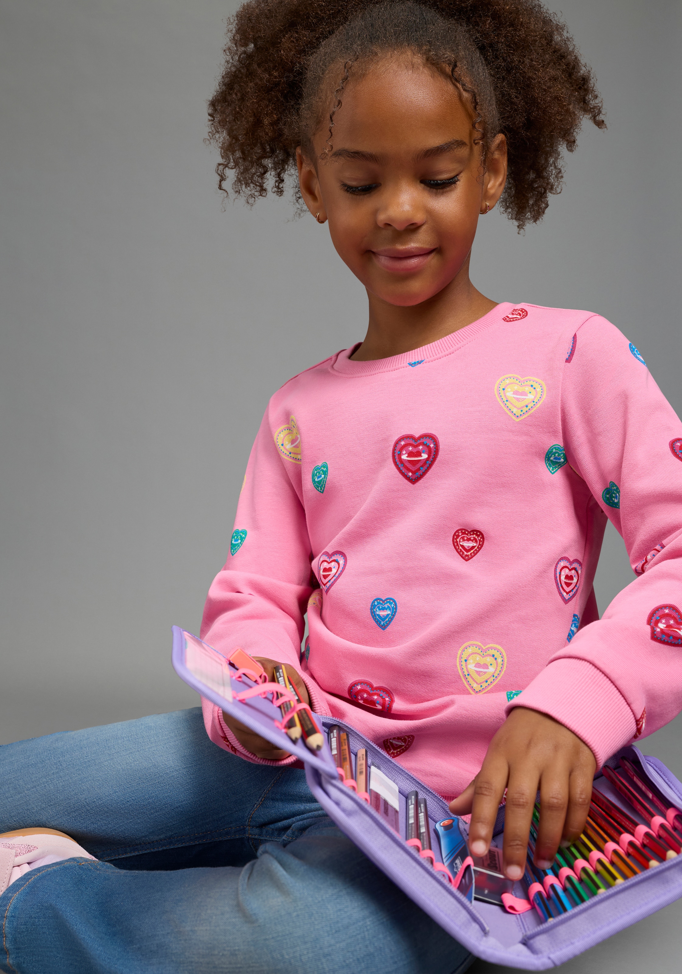Scout Sweatshirt »Shirt in süßem Herzen-Allover - NEU von SCOUT«, Allover gemustertes Sweatshirt, hüftlange Basic-Passform
