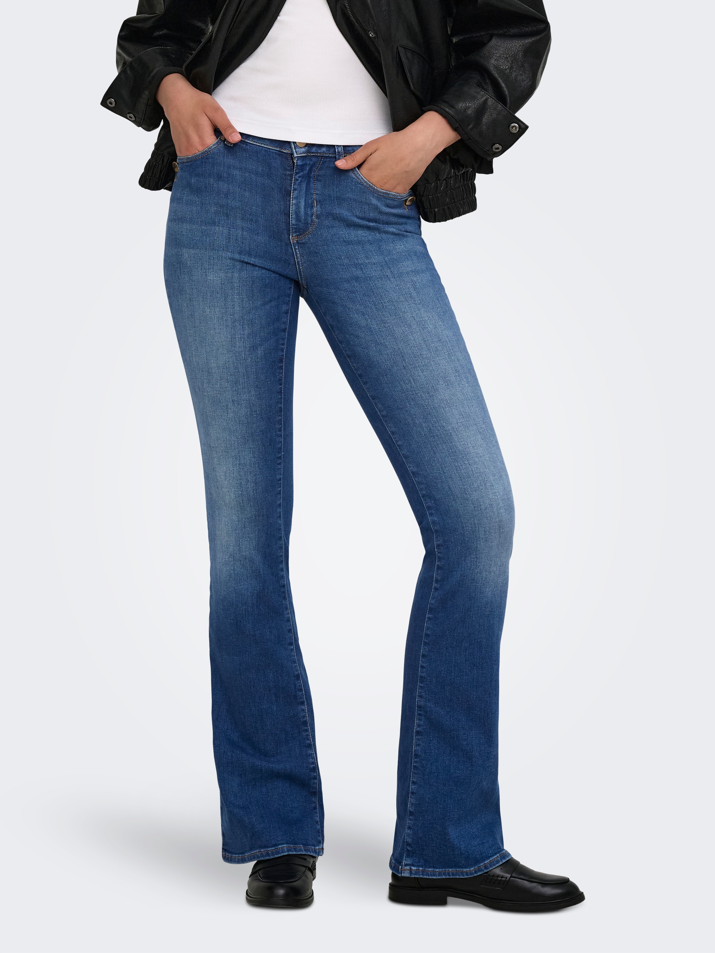 ONLY Bootcut-Jeans "ONLBLUSH MID BUT FLARED DNM REA763" Baumwollmischung, bootcut fit