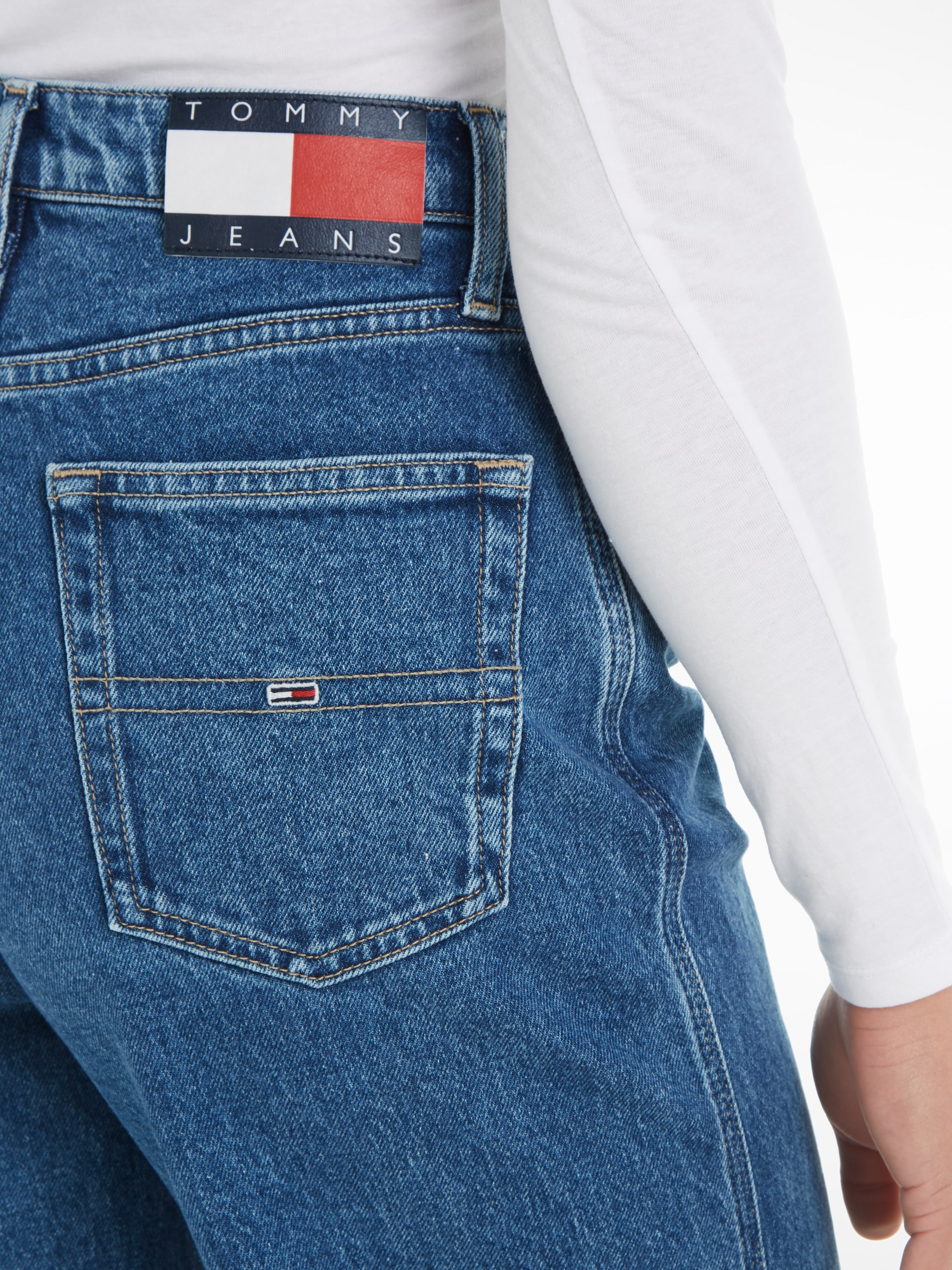 BAUR Jeans HGH WD Tommy kaufen Weite für »CLAIRE BH4116«, | mit Logo-Badge Jeans Jeans Tommy