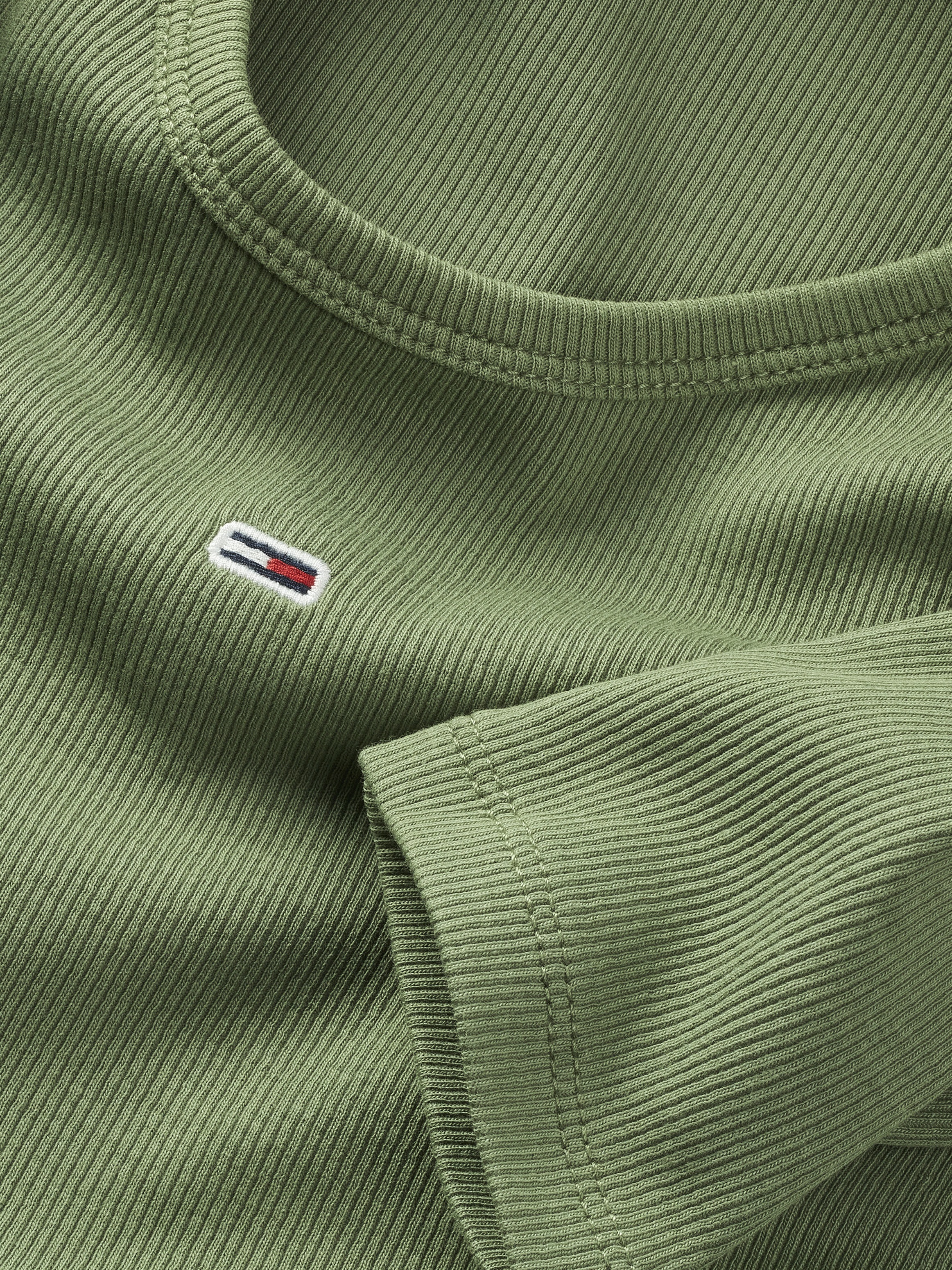 Tommy Jeans Langarmshirt »TJW SLIM ESSENTIAL RIB LS«, mit Logostickerei