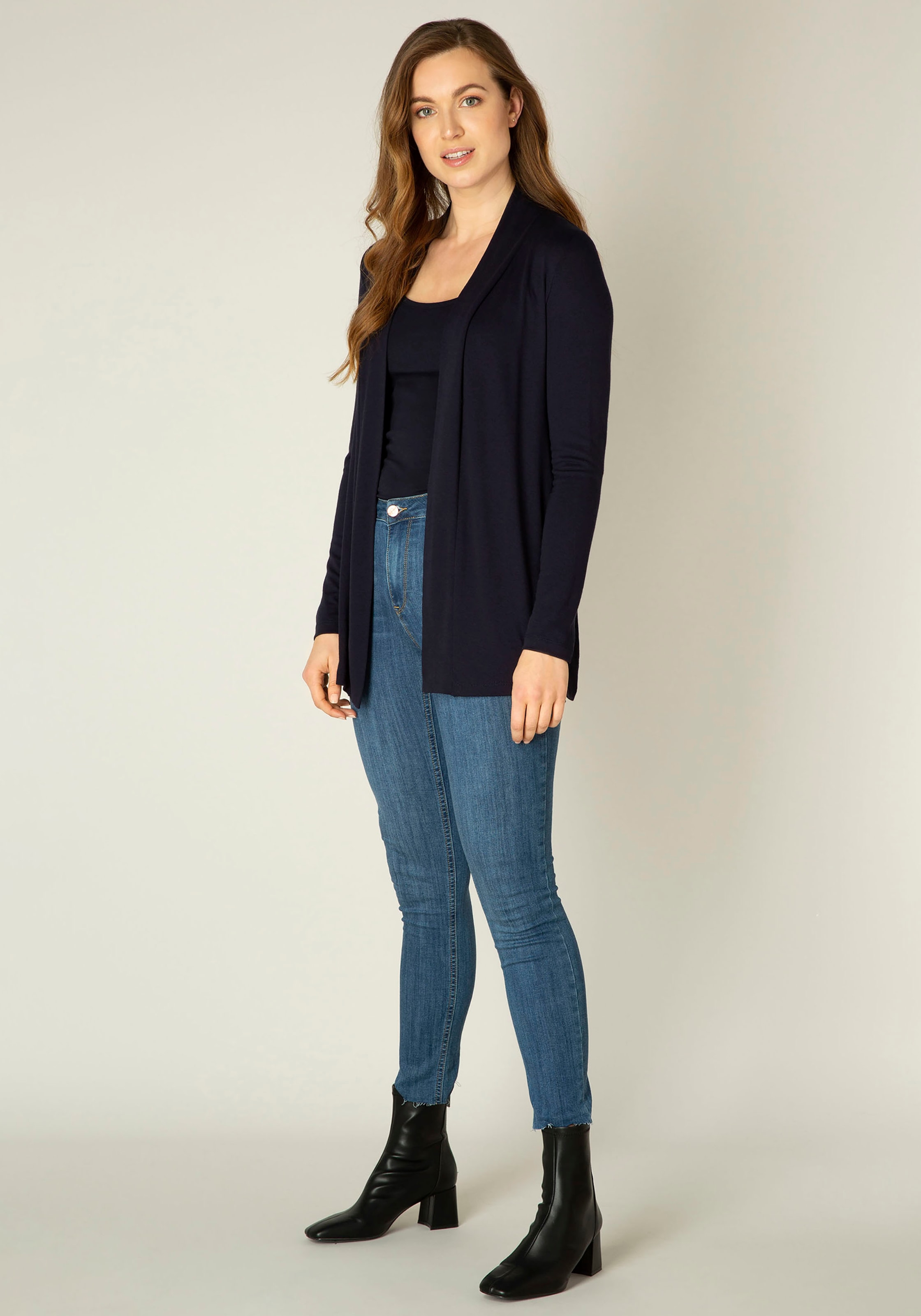 Base Level Strickjacke »BAS-YALA CARDIGAN KURZ«, In elastischem Feinstrick