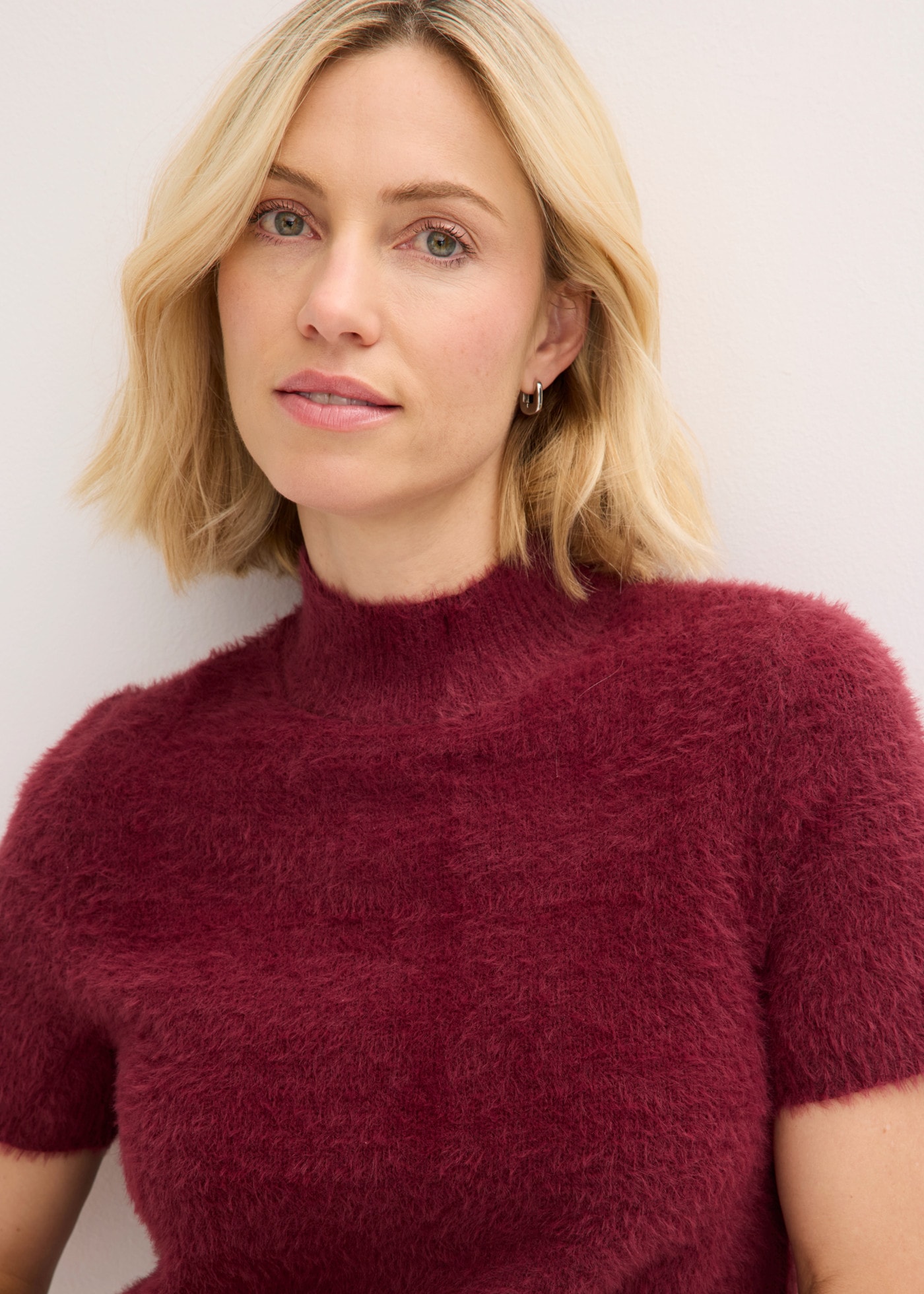 bonprix Strickpullover bequeme Passform, in Federgarn-Optik, mit Stehkragen, Halbarm