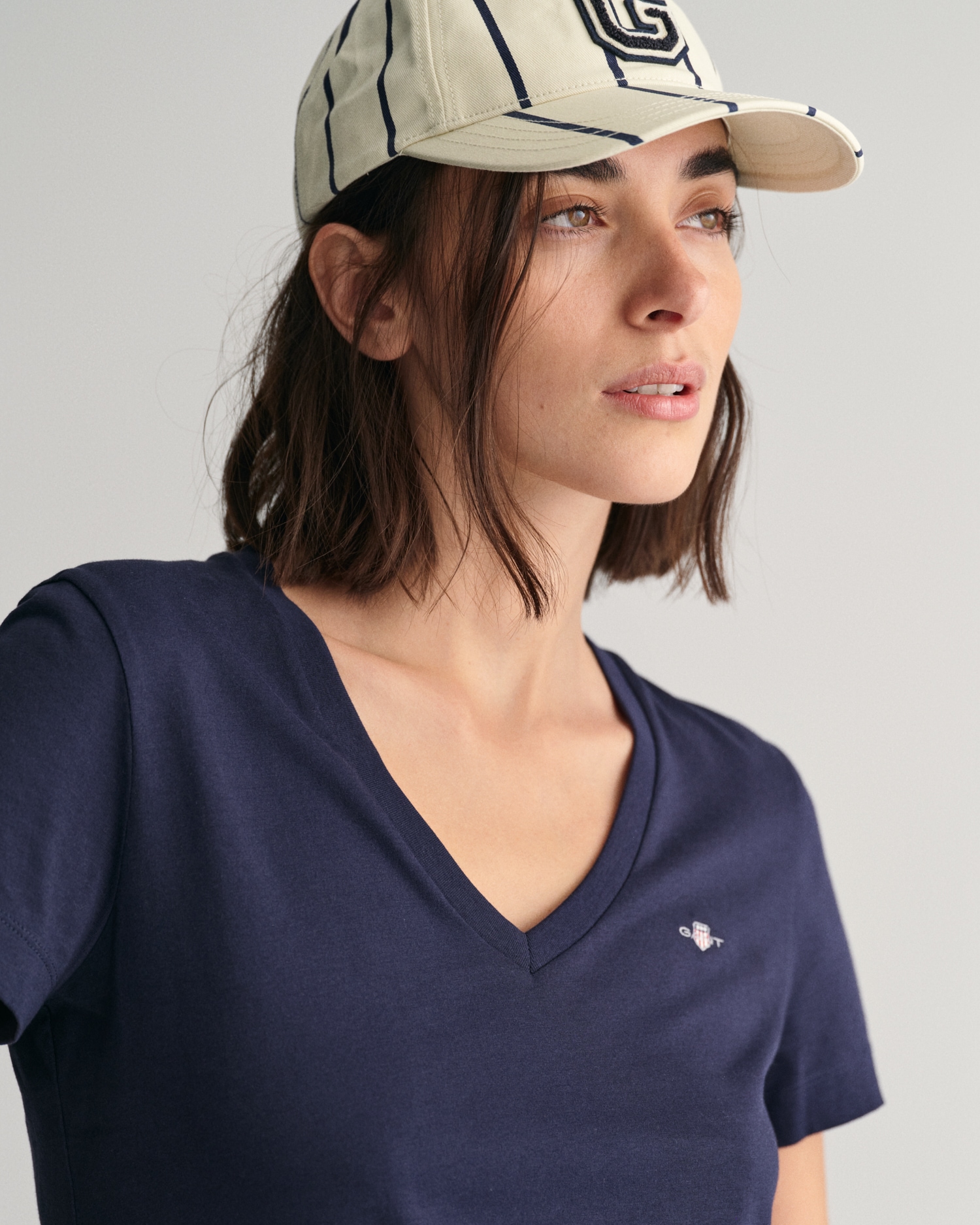 Gant T-Shirt »REG SHIELD KA V-NECK T-SHIRT«, mit einer kleinen Logostickerei auf der Brust