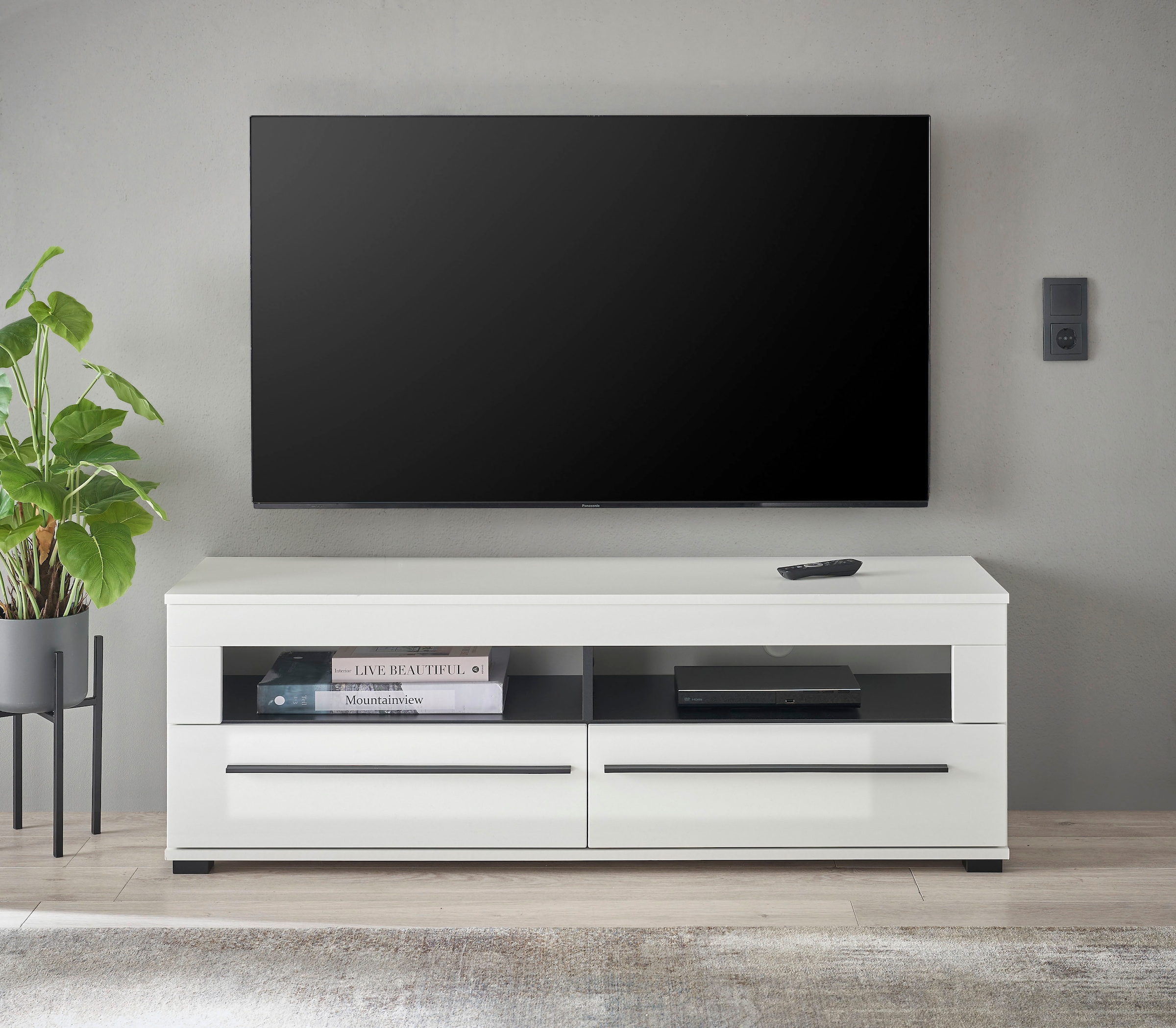 INOSIGN Lowboard »modernes TV-Unterteil, Kommode in Eiche Evoke oder weiß«, schwarze Stangengriffe, ausreichend Stauraum, vielseitig einsetzbar