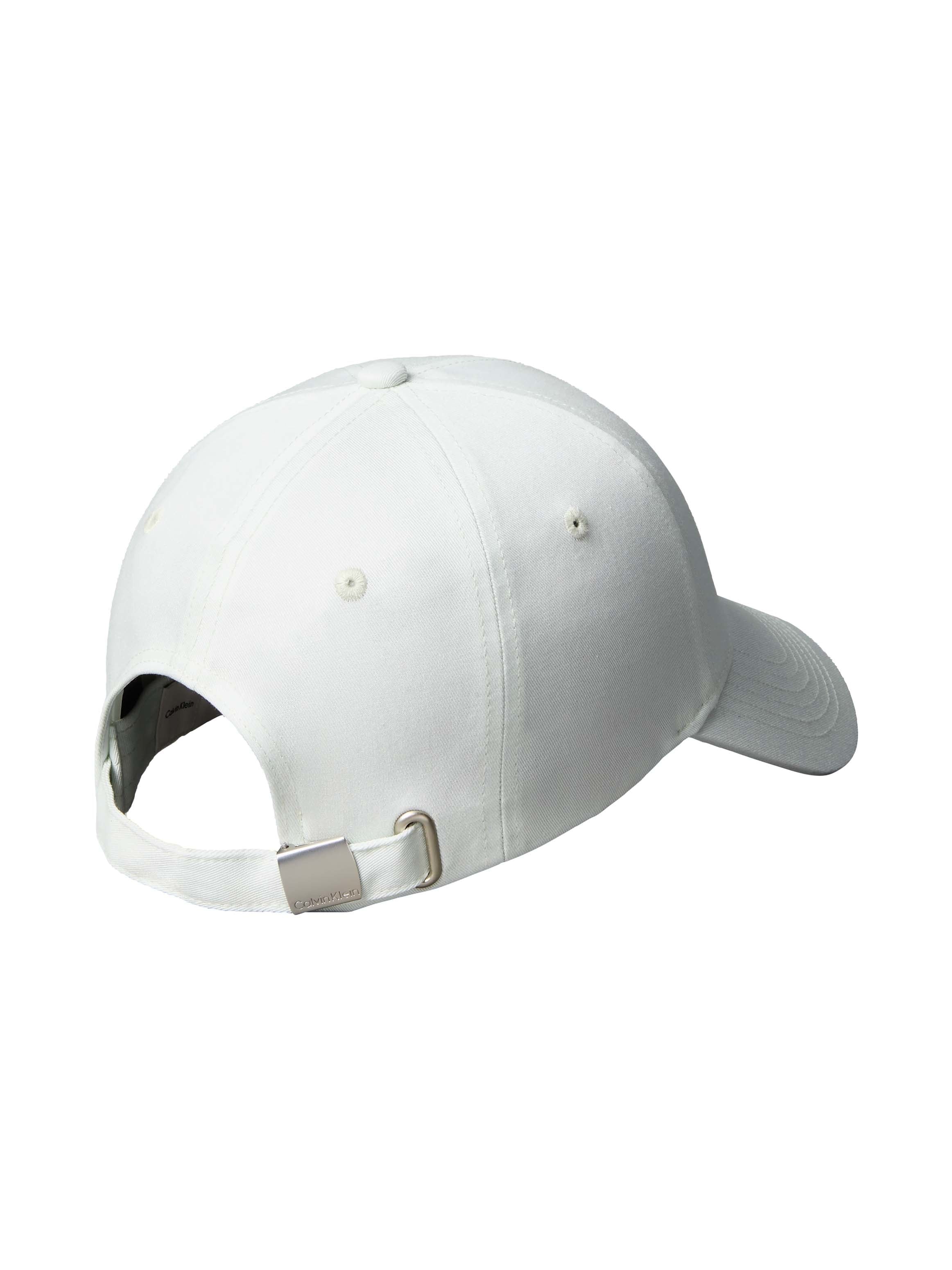 Calvin Klein mit Markenlogo