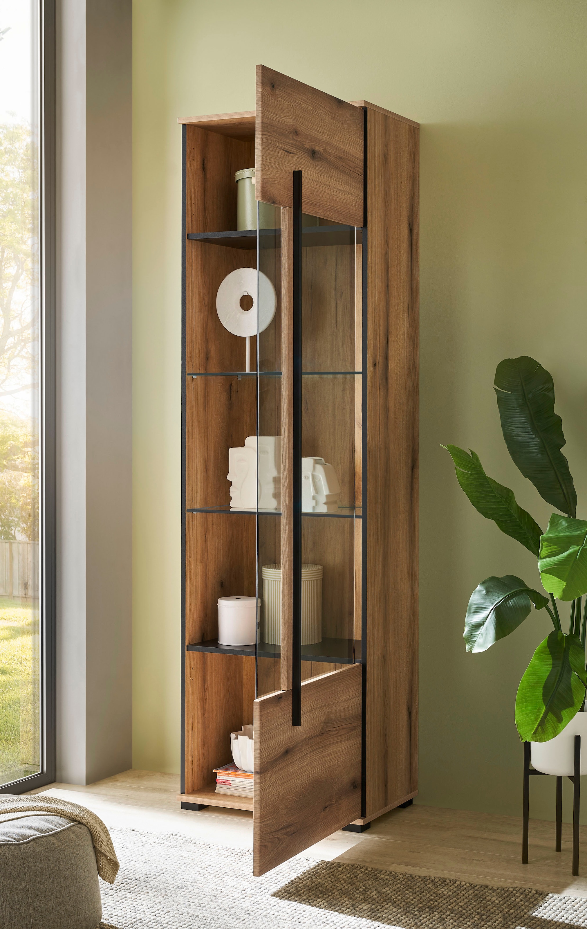 INOSIGN Vitrine »Cantara, Vitrinenschrank in Eiche Evoke oder weiß, Standvitrine«, schwarzer Stangengriff, ausreichend Stauraum, vielseitig einsetzbar