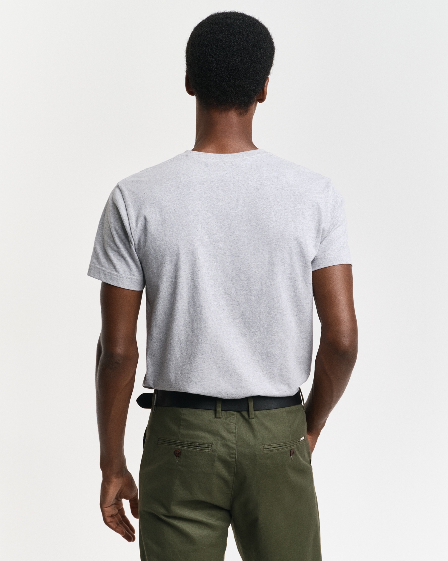 Gant T-Shirt »SLIM SHIELD V-NECK T-SHIRT«, mit einer kleinen Logostickerei auf der Brust