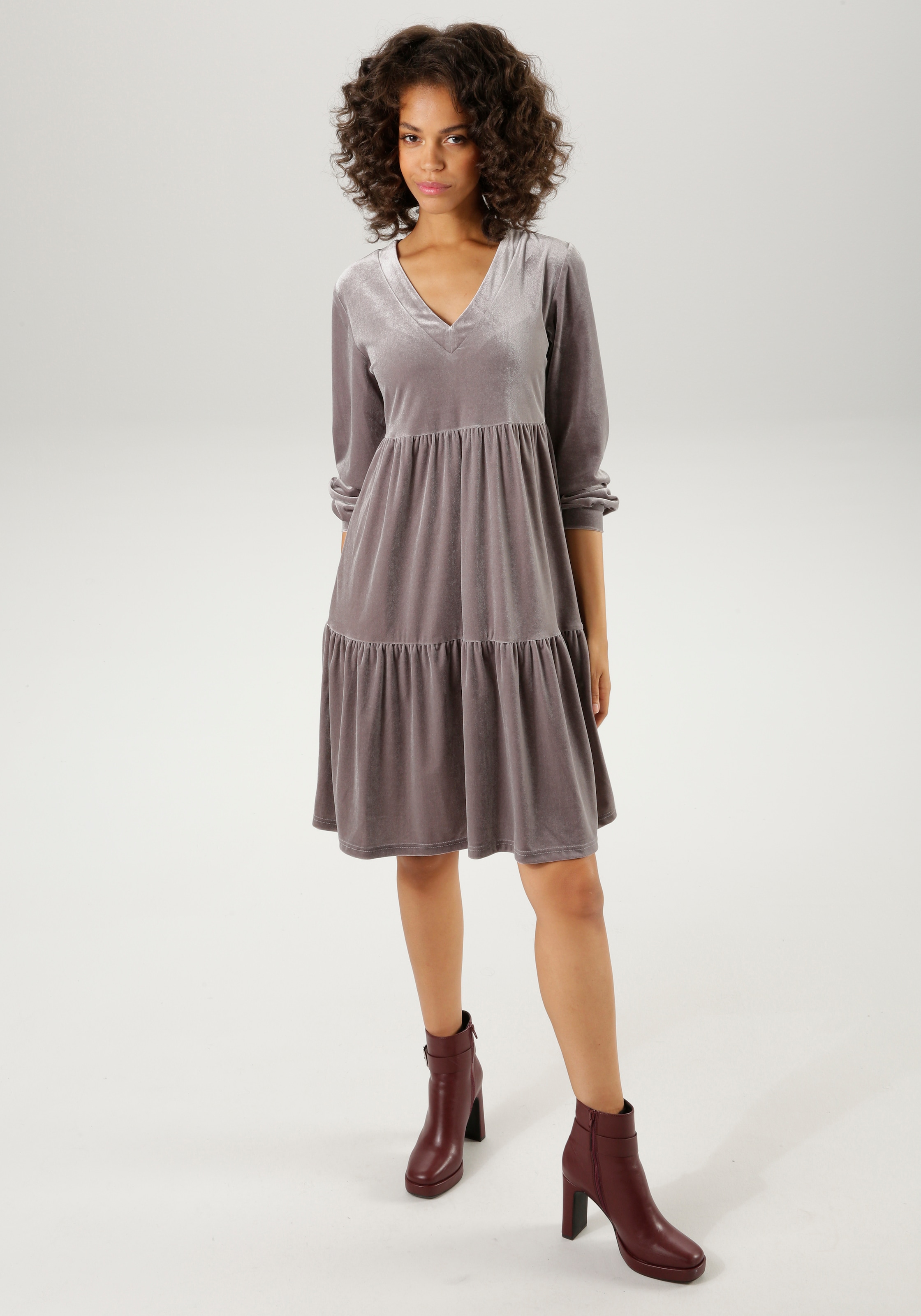 Aniston CASUAL Samtkleid, - edel glänzend günstig online kaufen